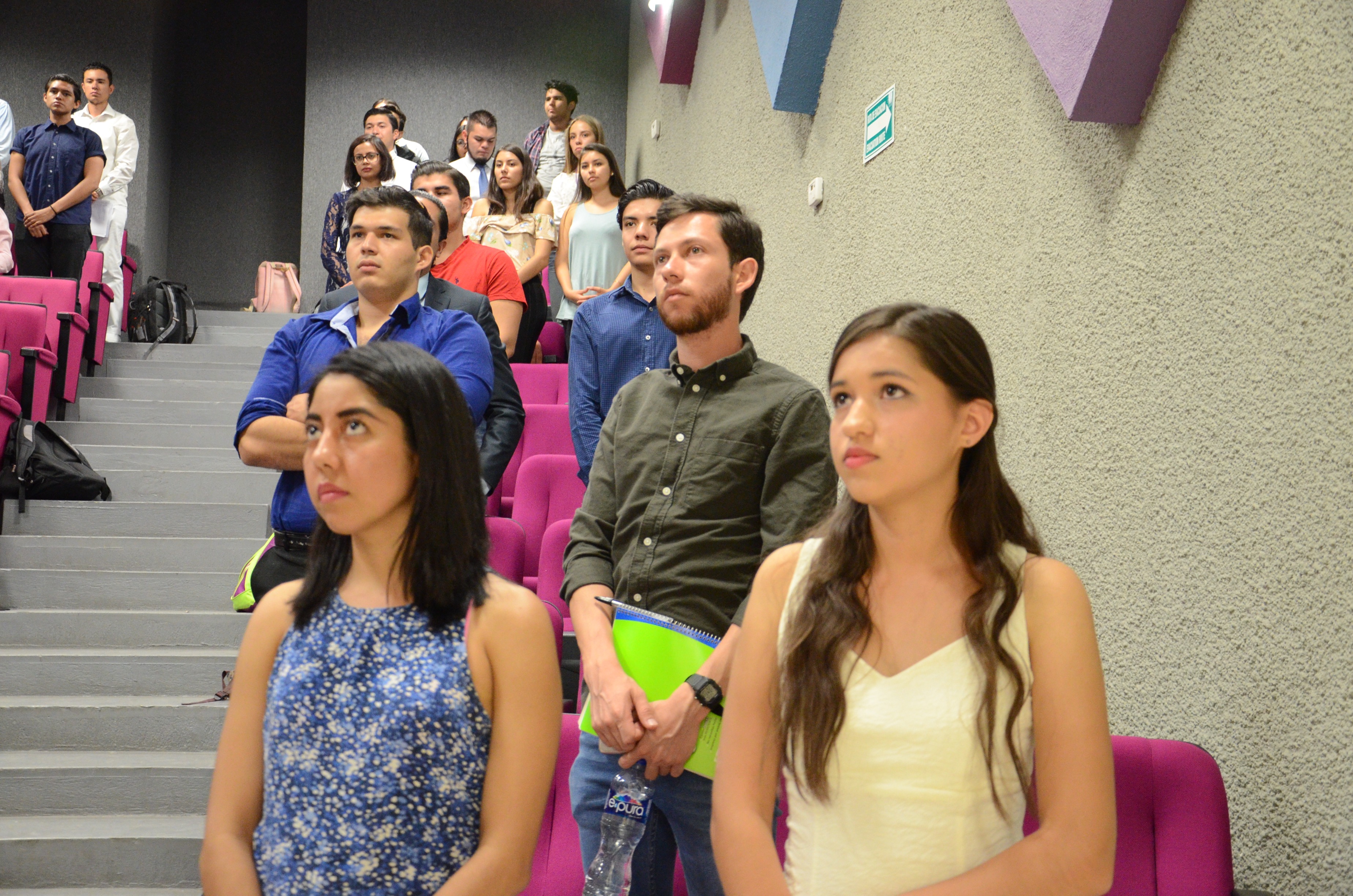 Alumnos asistentes durante el acto inaugural