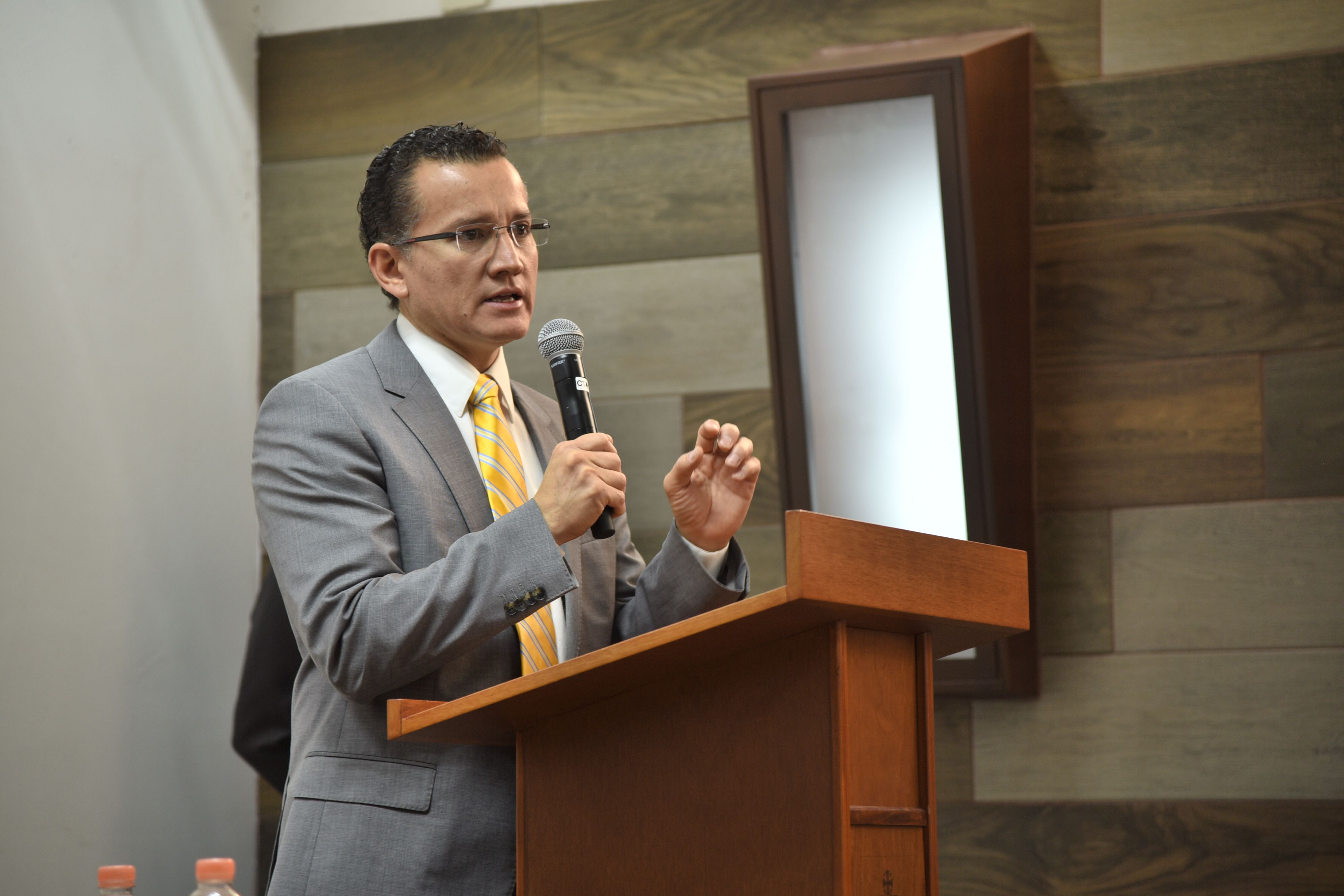 Dr,. Eduardo Gómez Sánchez en pódium