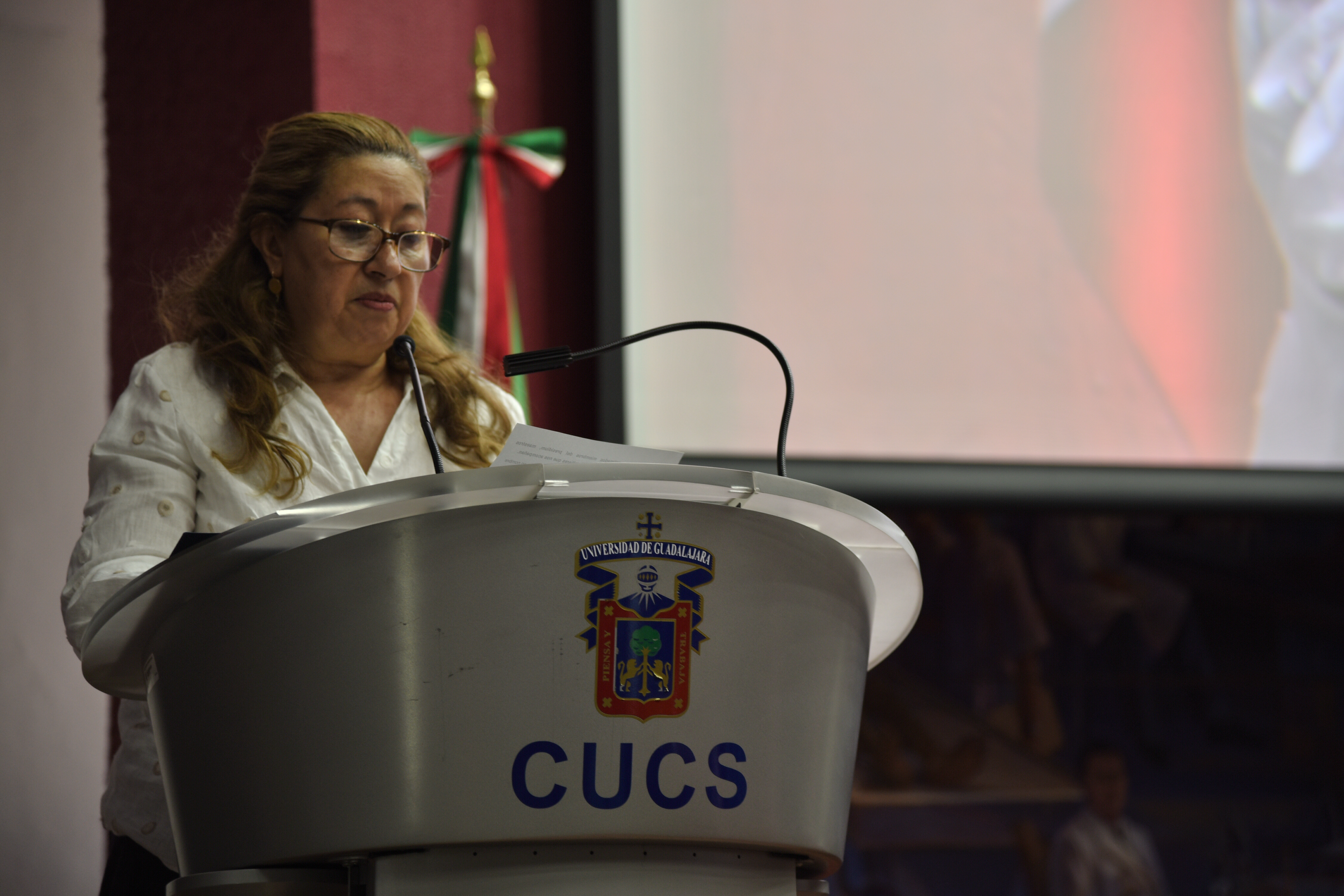 Representante de galardonados ofreciendo palabras de agradecimienoto