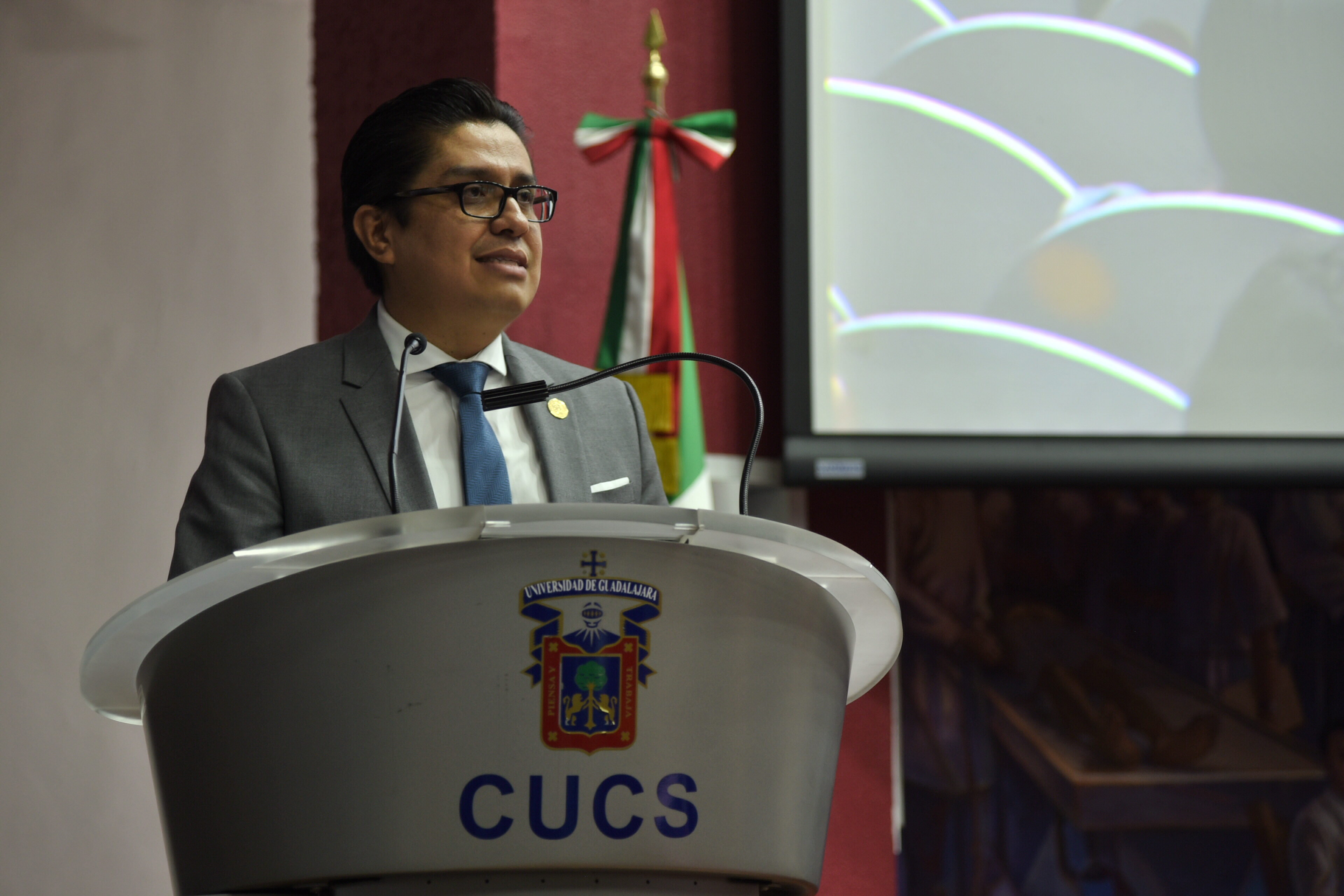Rector del CUCS ofreciendo mensaje a docentes reconocidos
