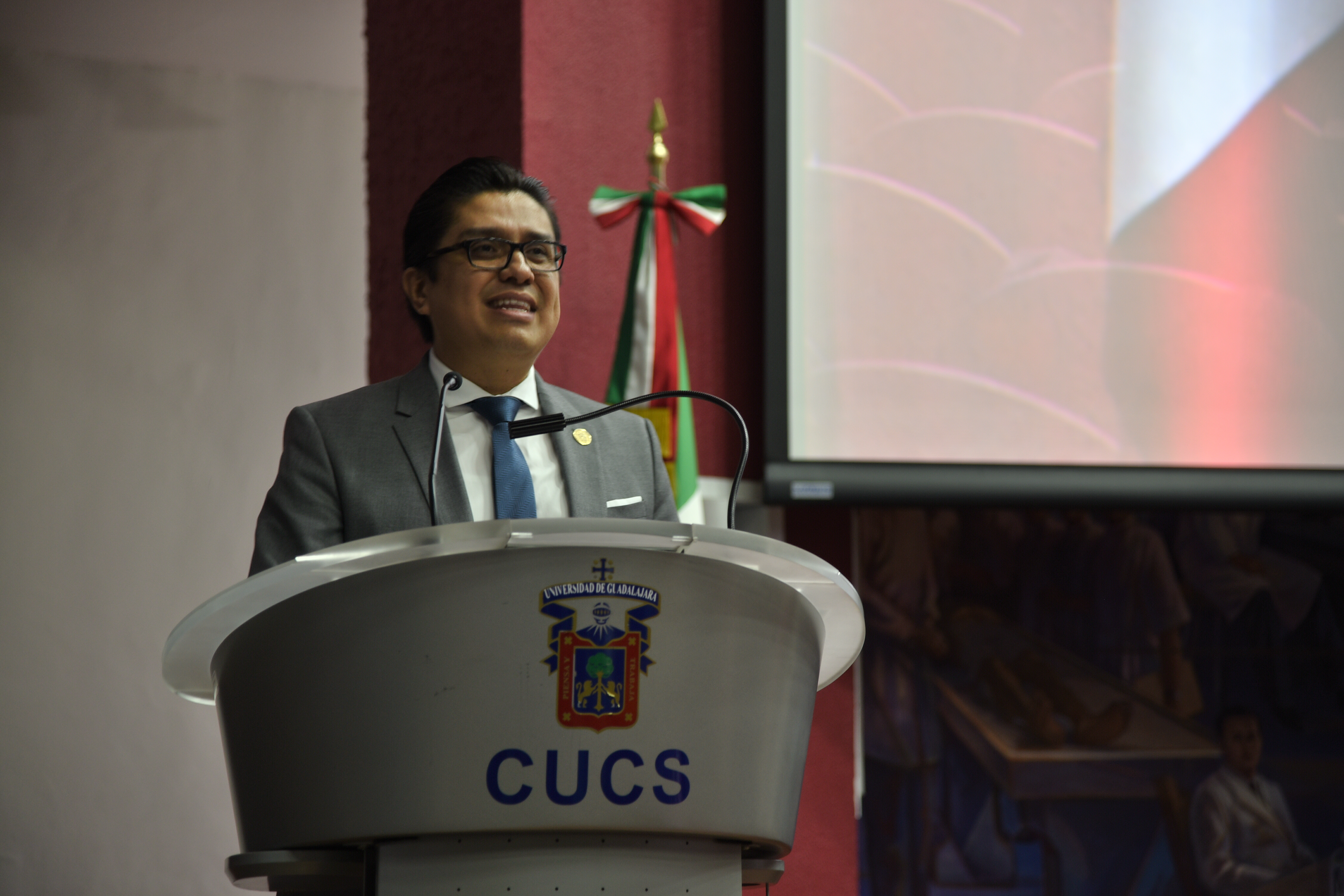Rector del CUCS ofreciendo mensaje a docentes reconocidos