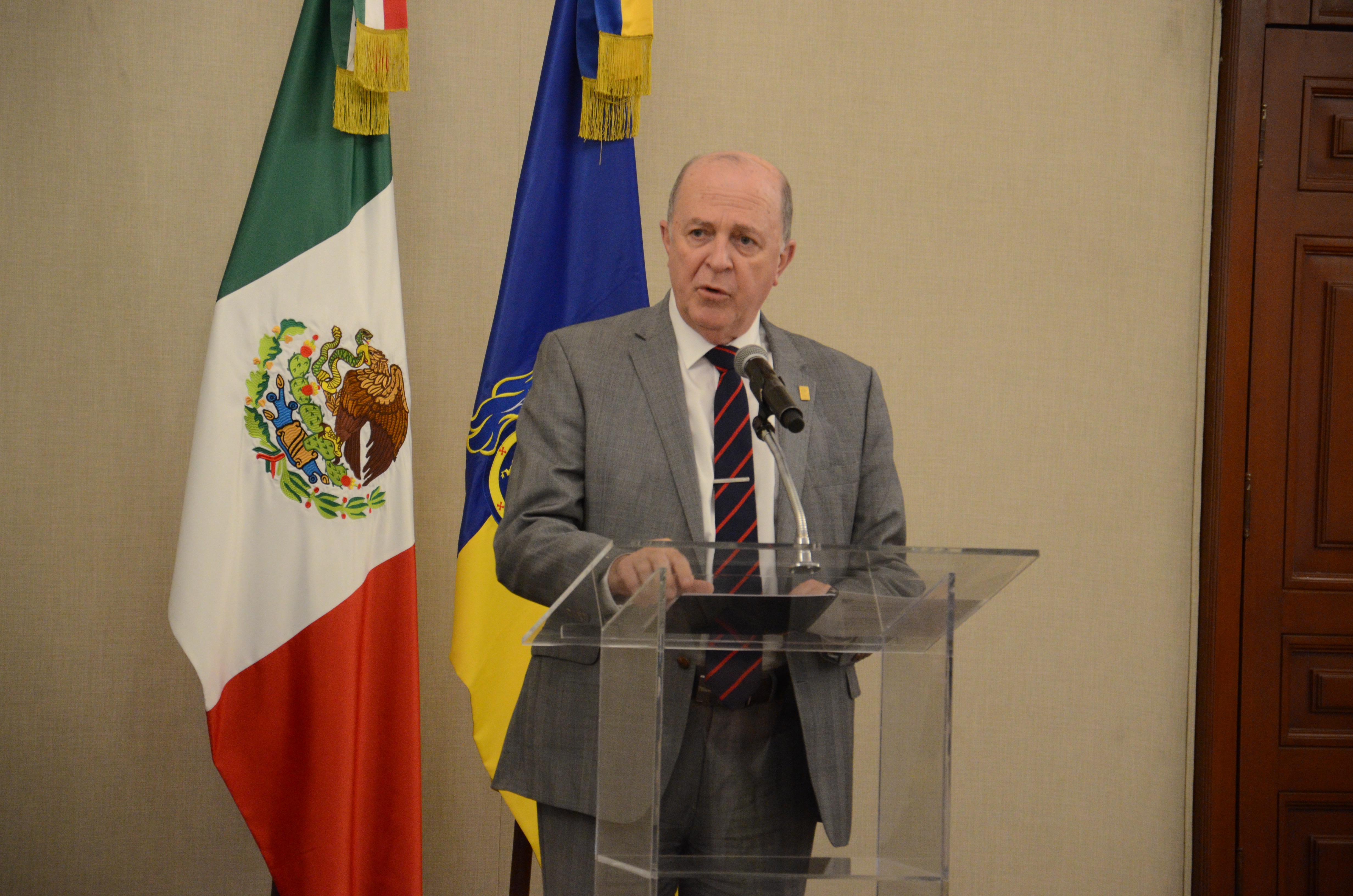 Rector General UdeG ofreciendo discurso a medallistas