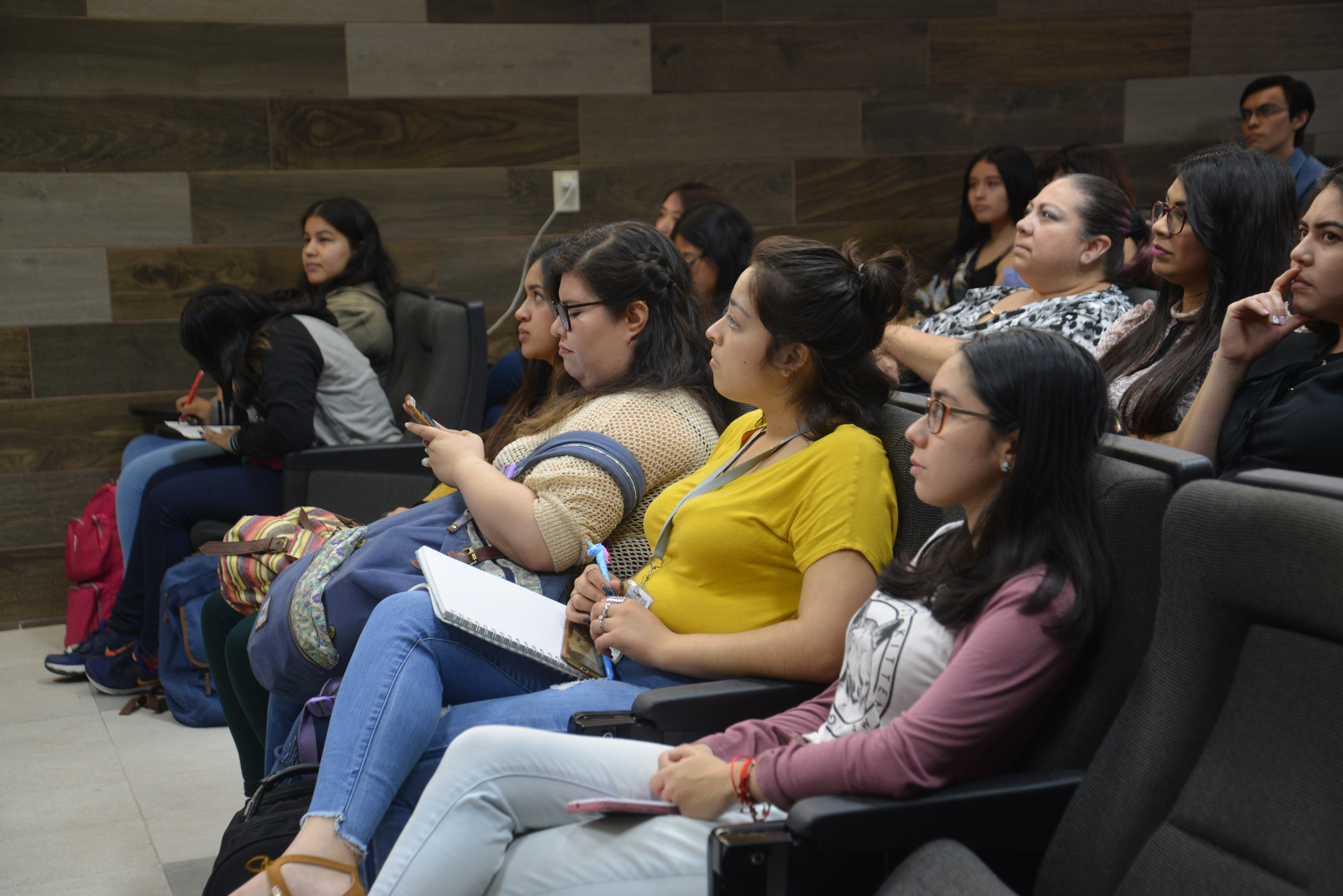 Alumnas asistentes al Foro