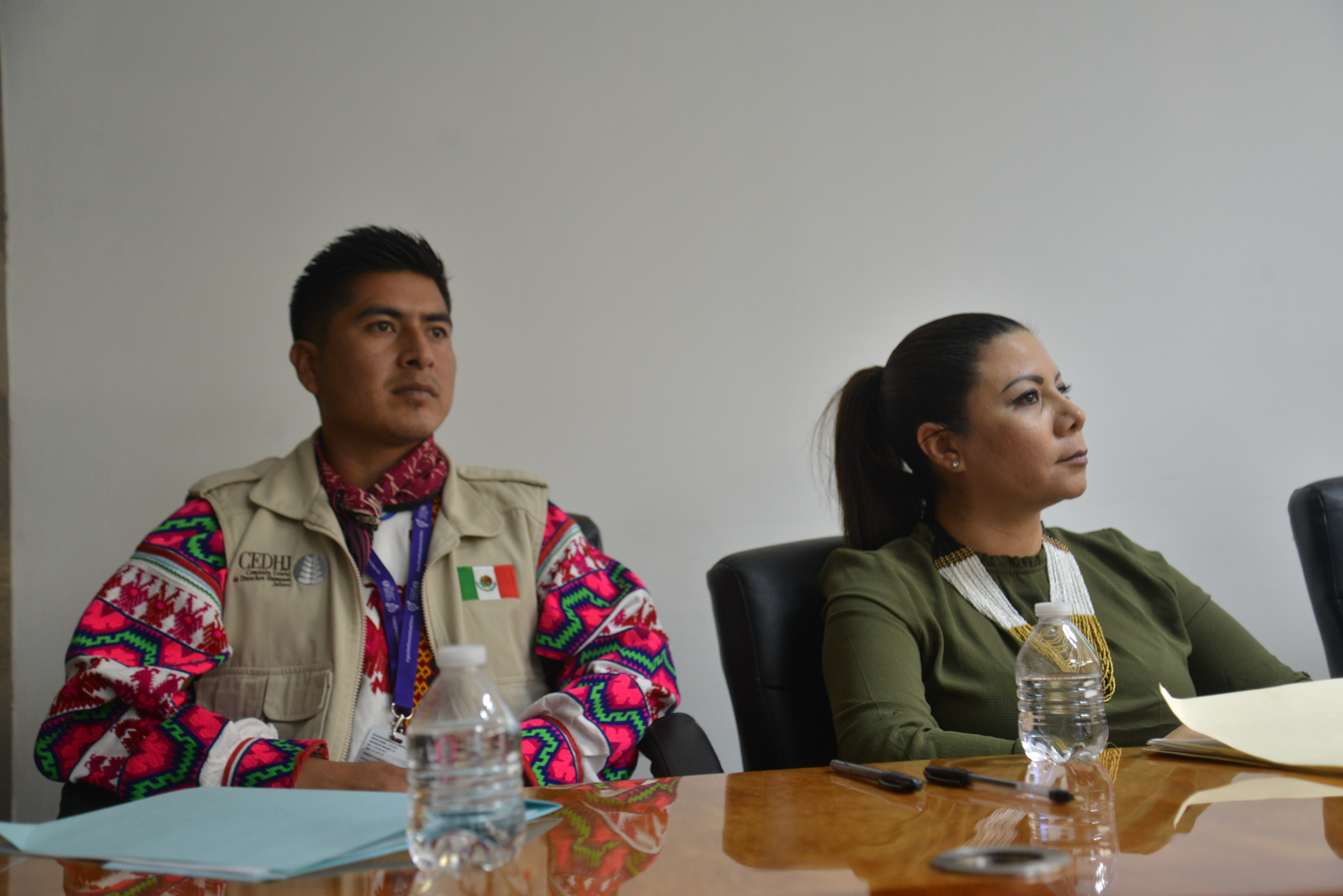 Ponente con vestimenta indígena