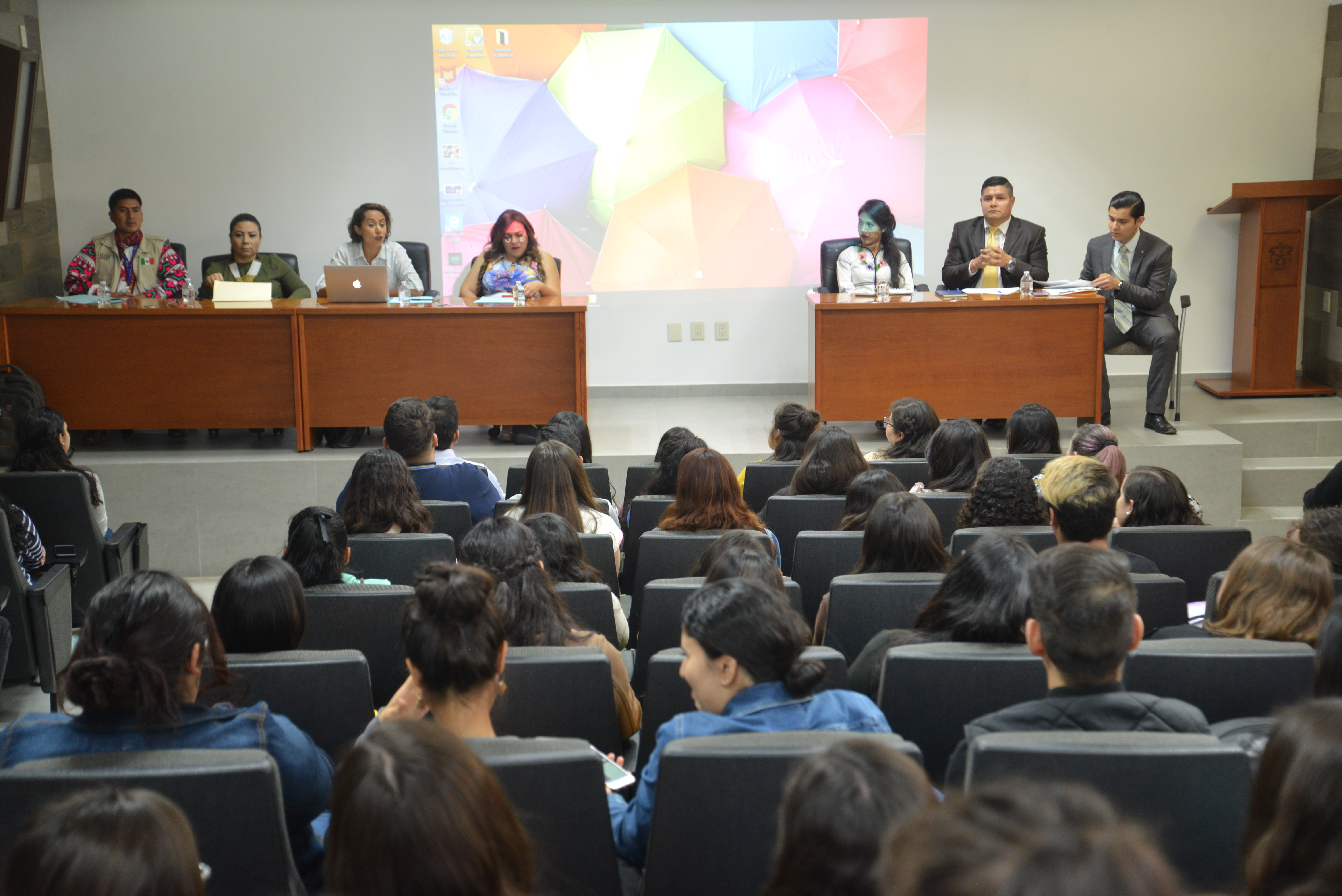 Miembros del Presídium toma general desde el fondo del auditorio
