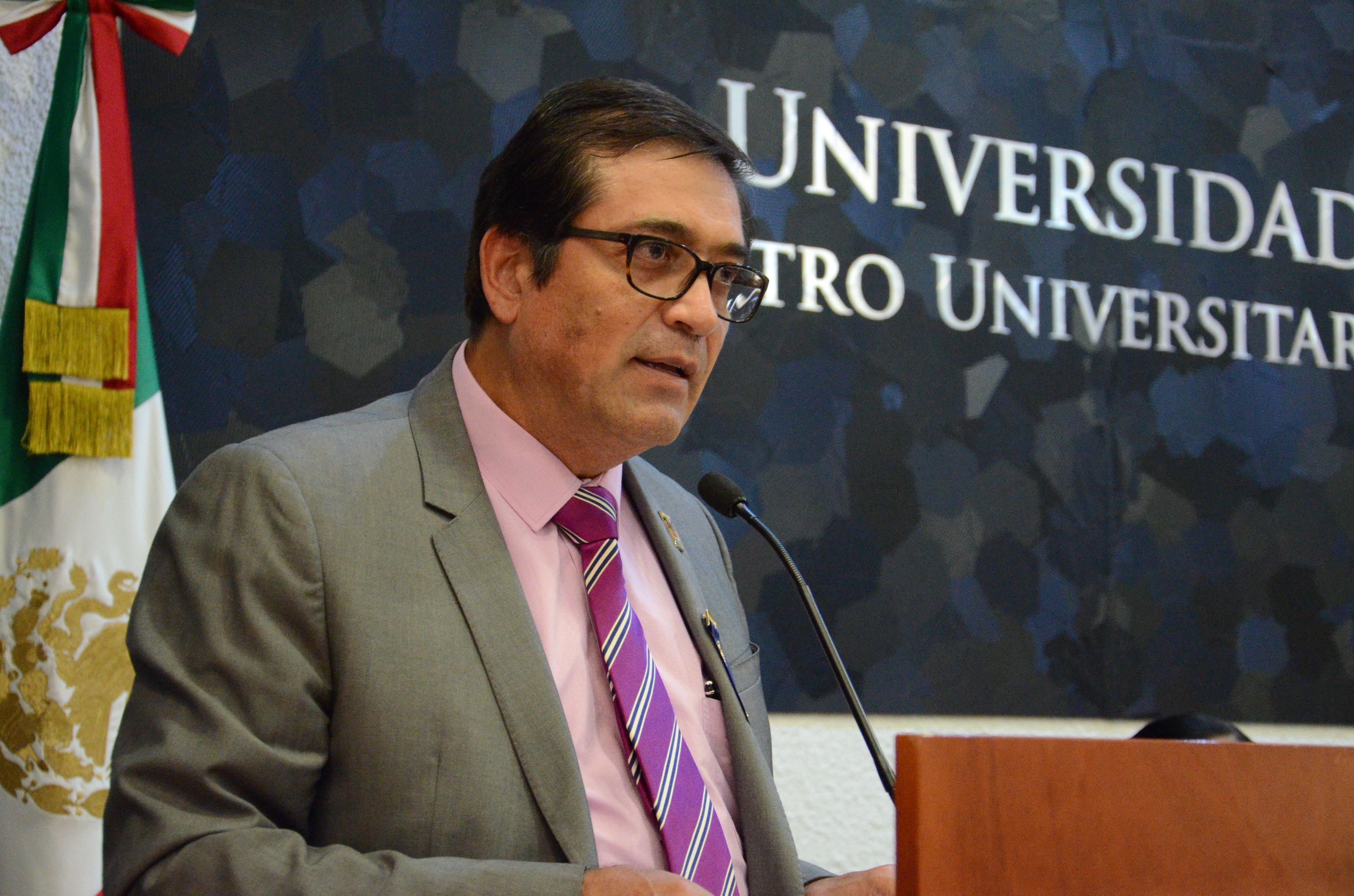 Dr. Sergio Villaseñor Ballardo, ofreciendo discurso a académcos