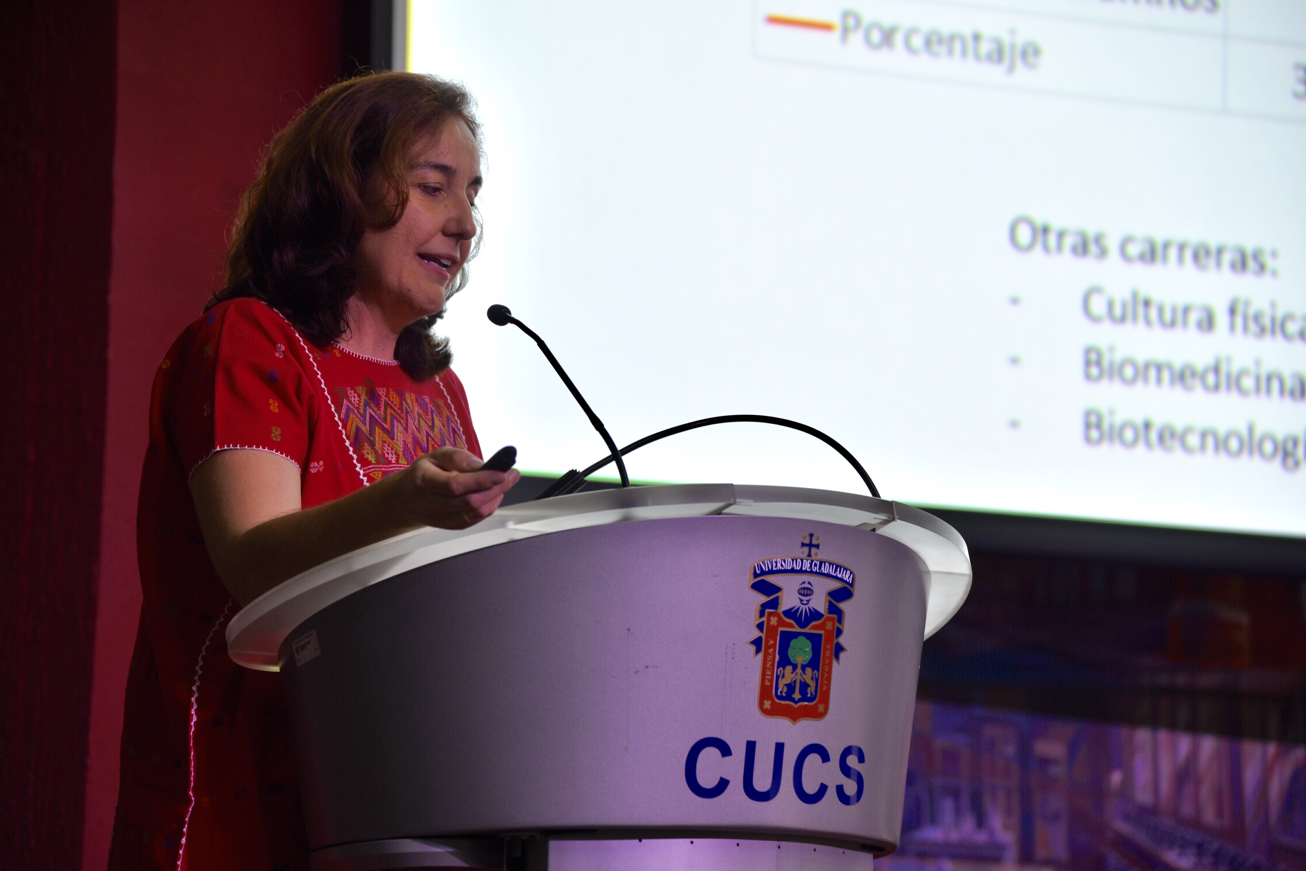 Coordinadora de Investigación en el pódium