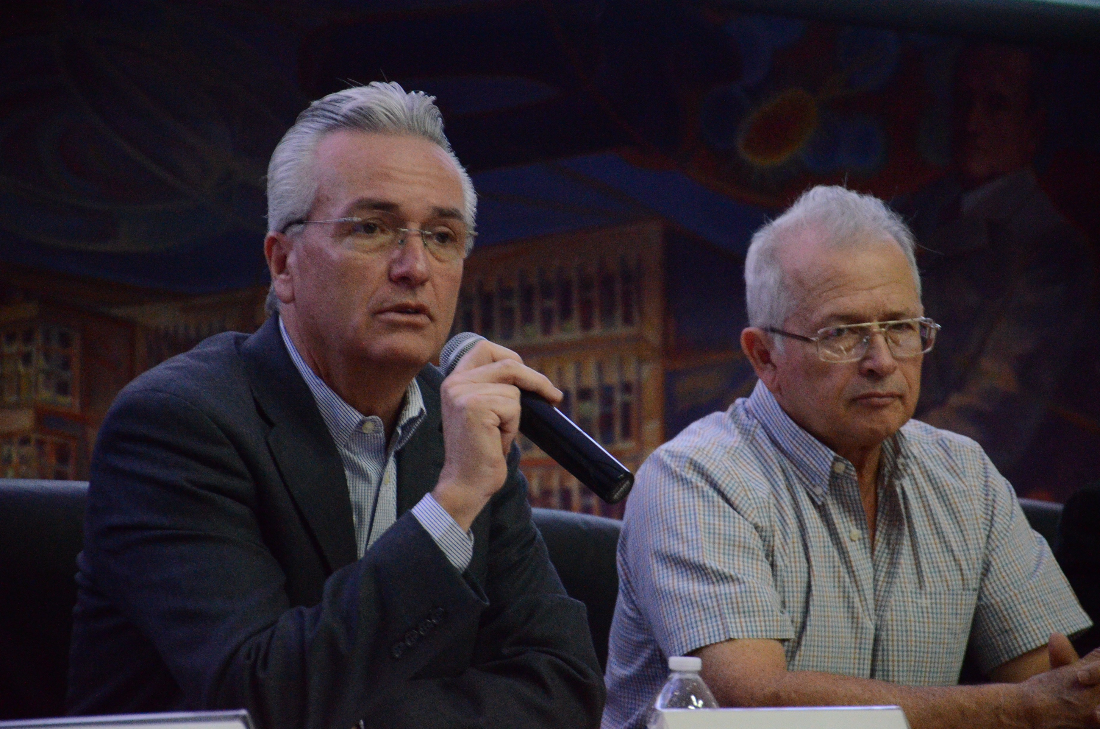 Secretario de Salud impartiendo conferencia en CUCS