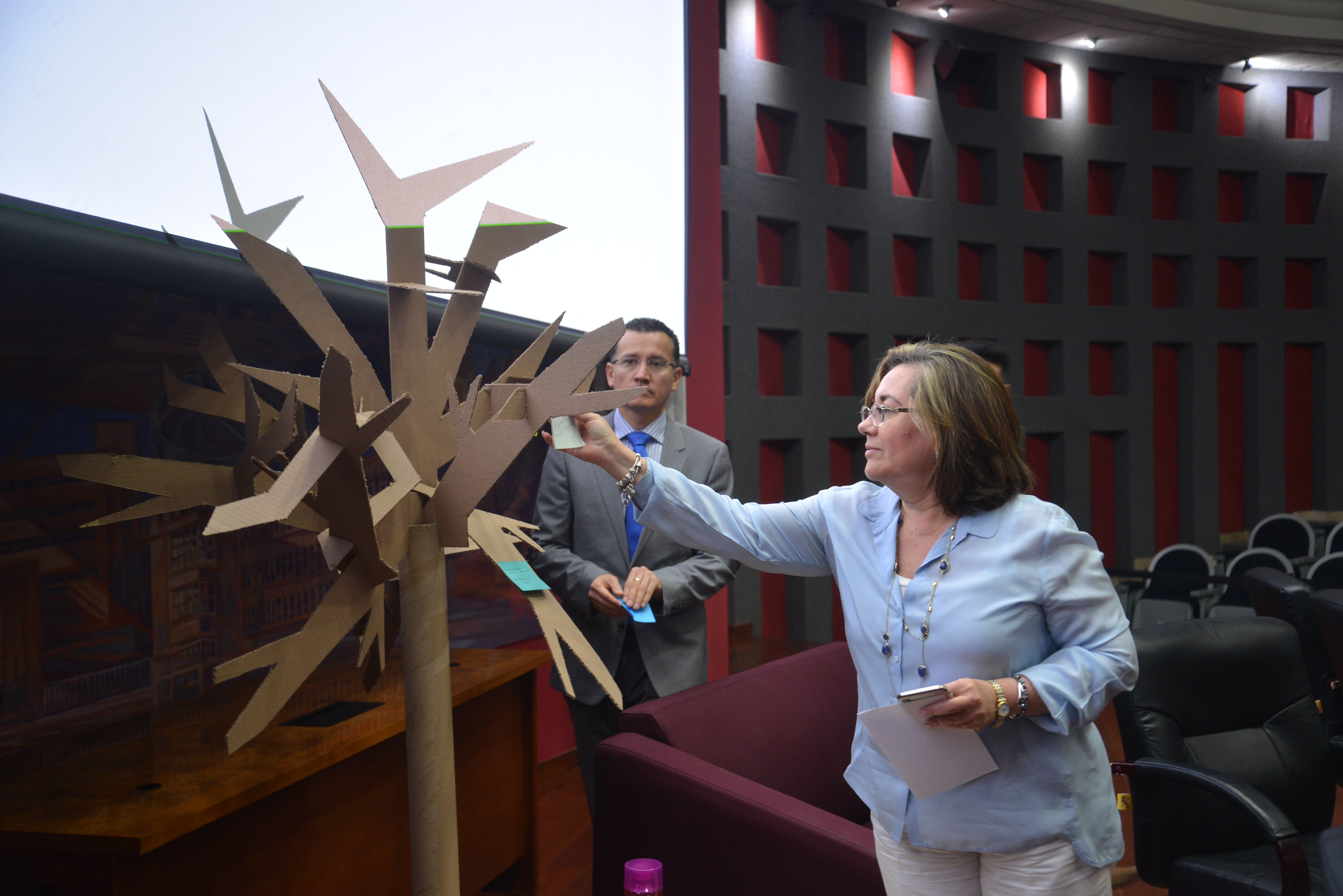 Dra. Ana Mercado colocando su idea en el árbol del emprendimiento