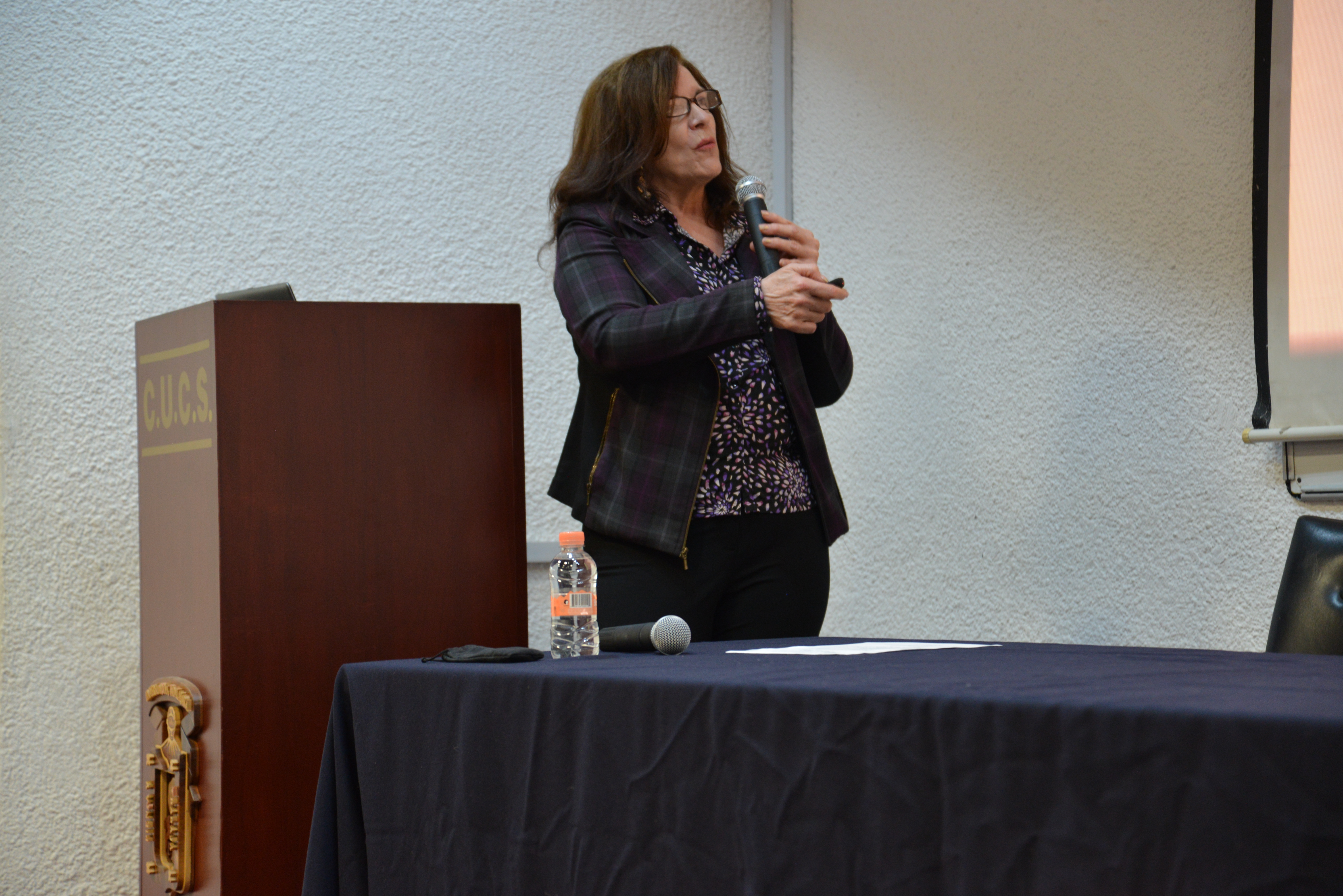 Dra. Patricia Lorelei Mendoza Roaf, dictando Conferencia "Impacto de los Programas en Salud Dental” 