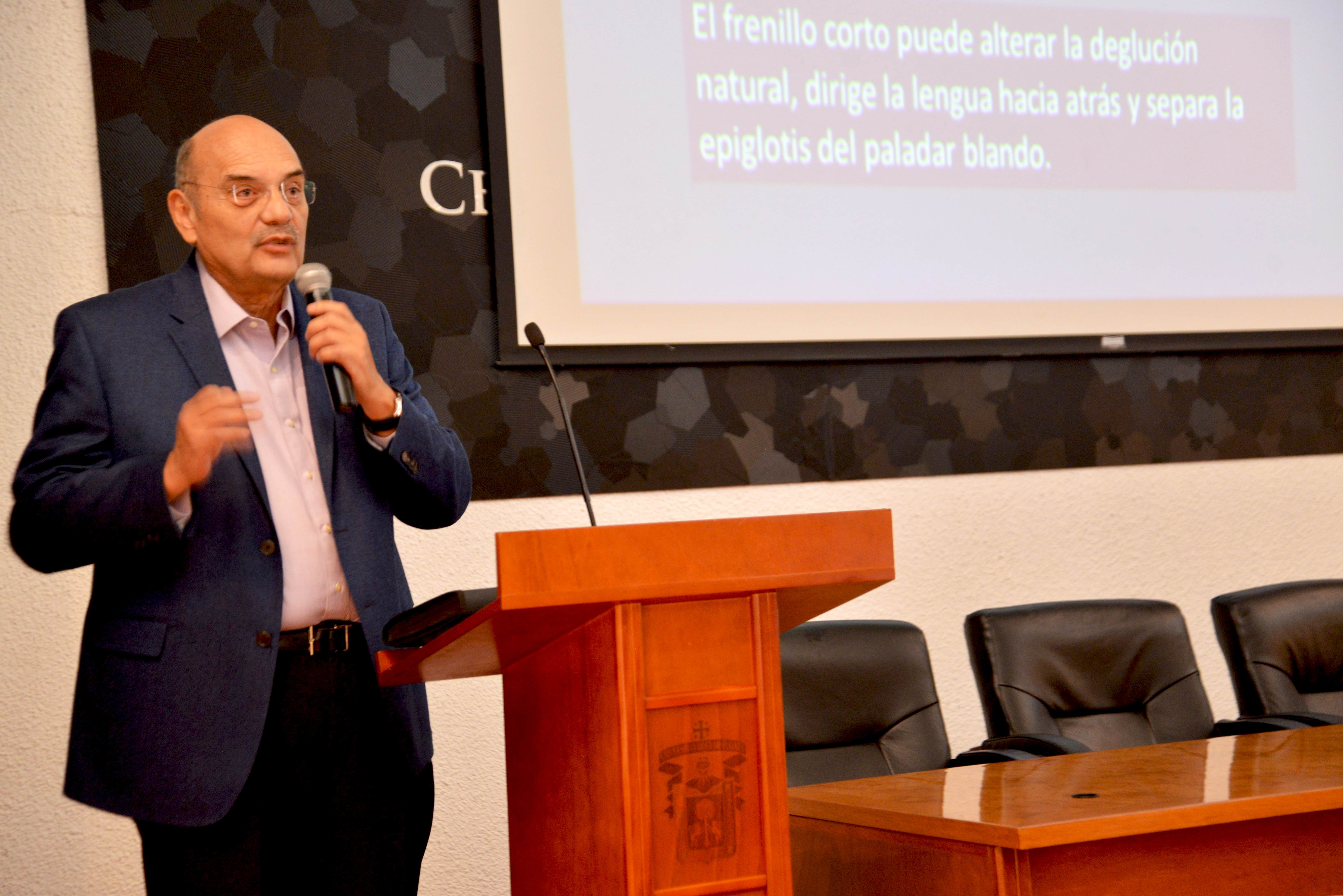 Dr. Pedro Arenas Aréchiga impartiendo conferencia en CUCS