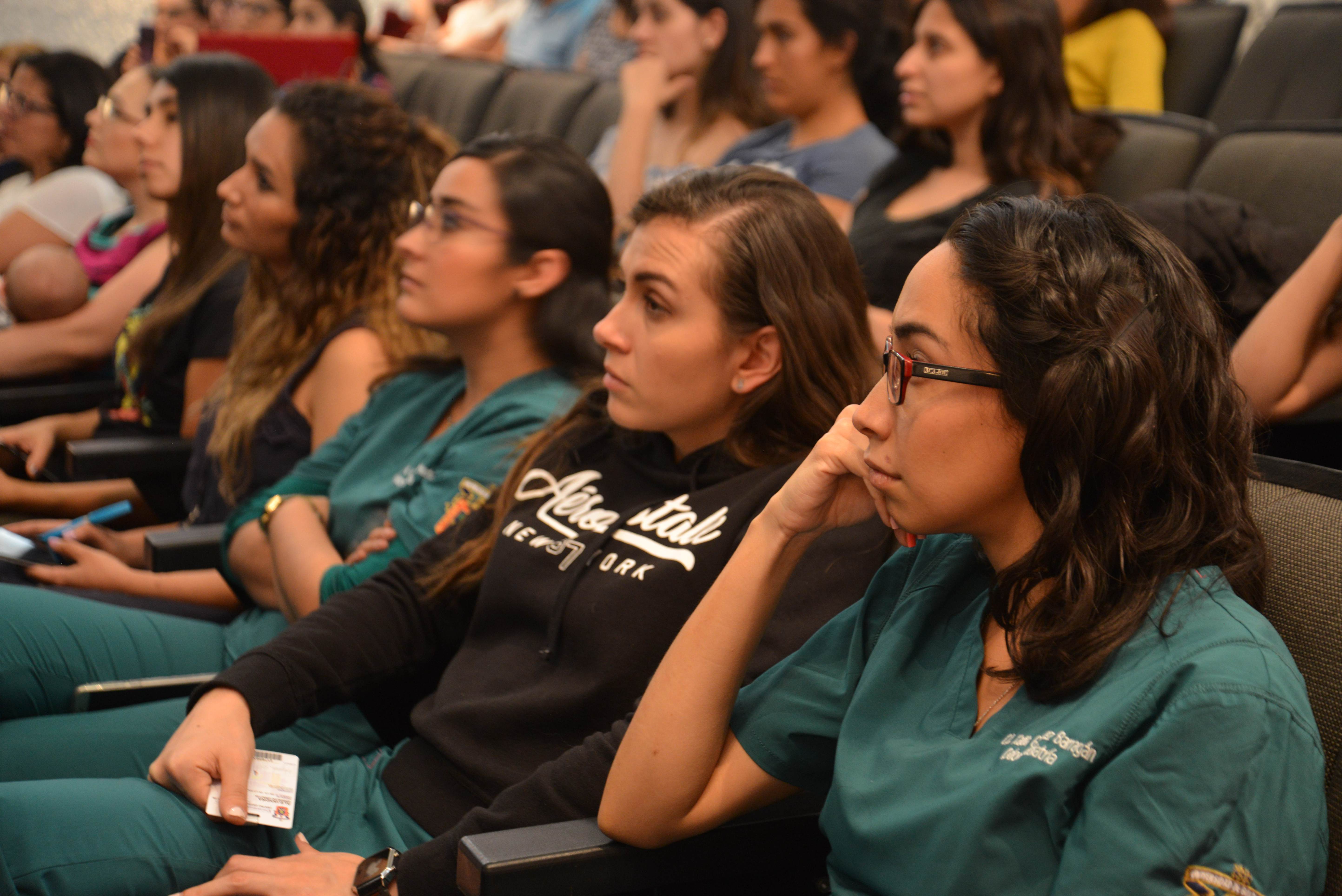 Estudiantes escuchando la conferencia