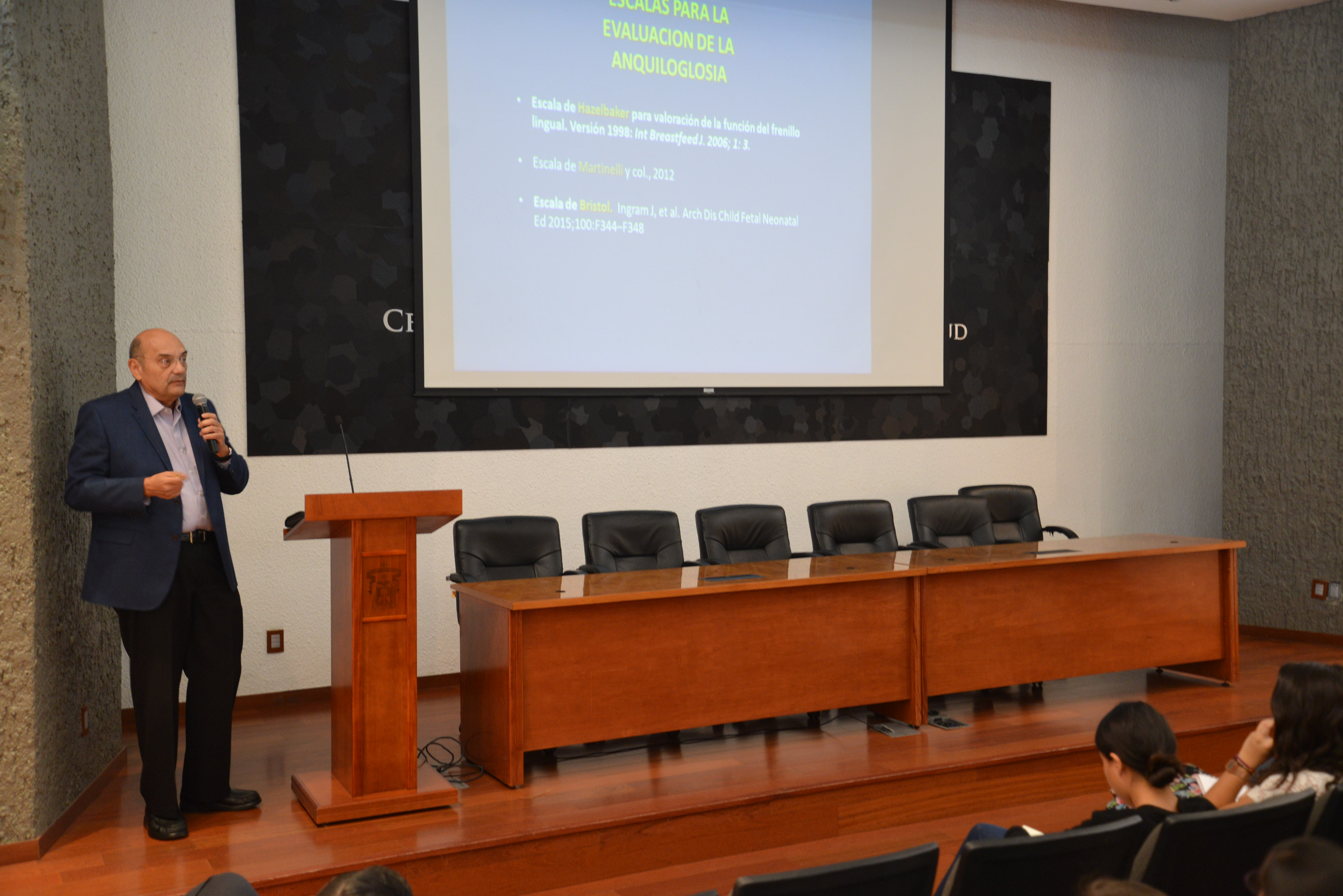 Dr. Pedro Arenas Aréchiga impartiendo conferencia vista abierta