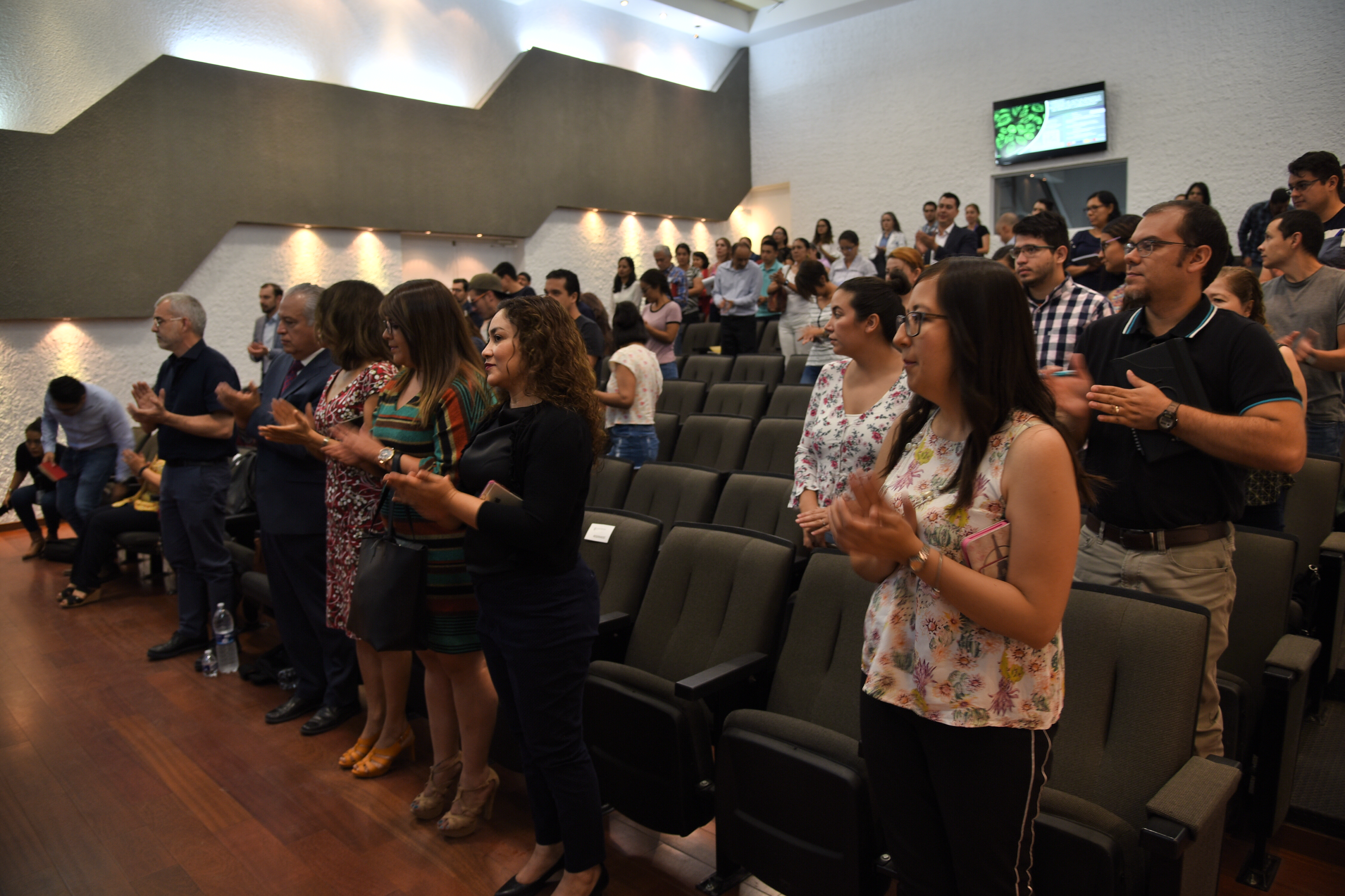 Público de pie durante el acto inaugural