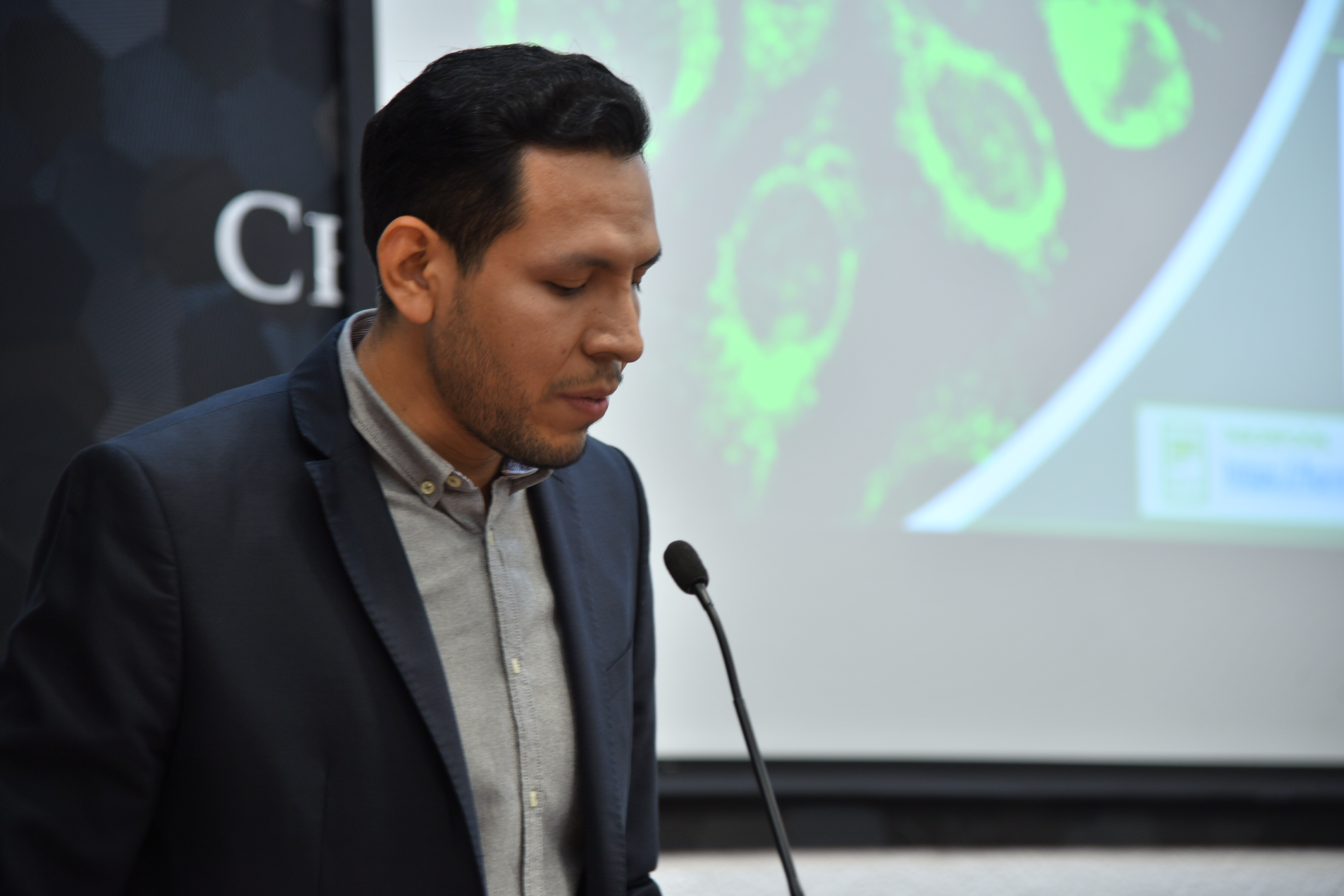 Dr. Ulises Cruz Mozo dando palabras de bienvenida