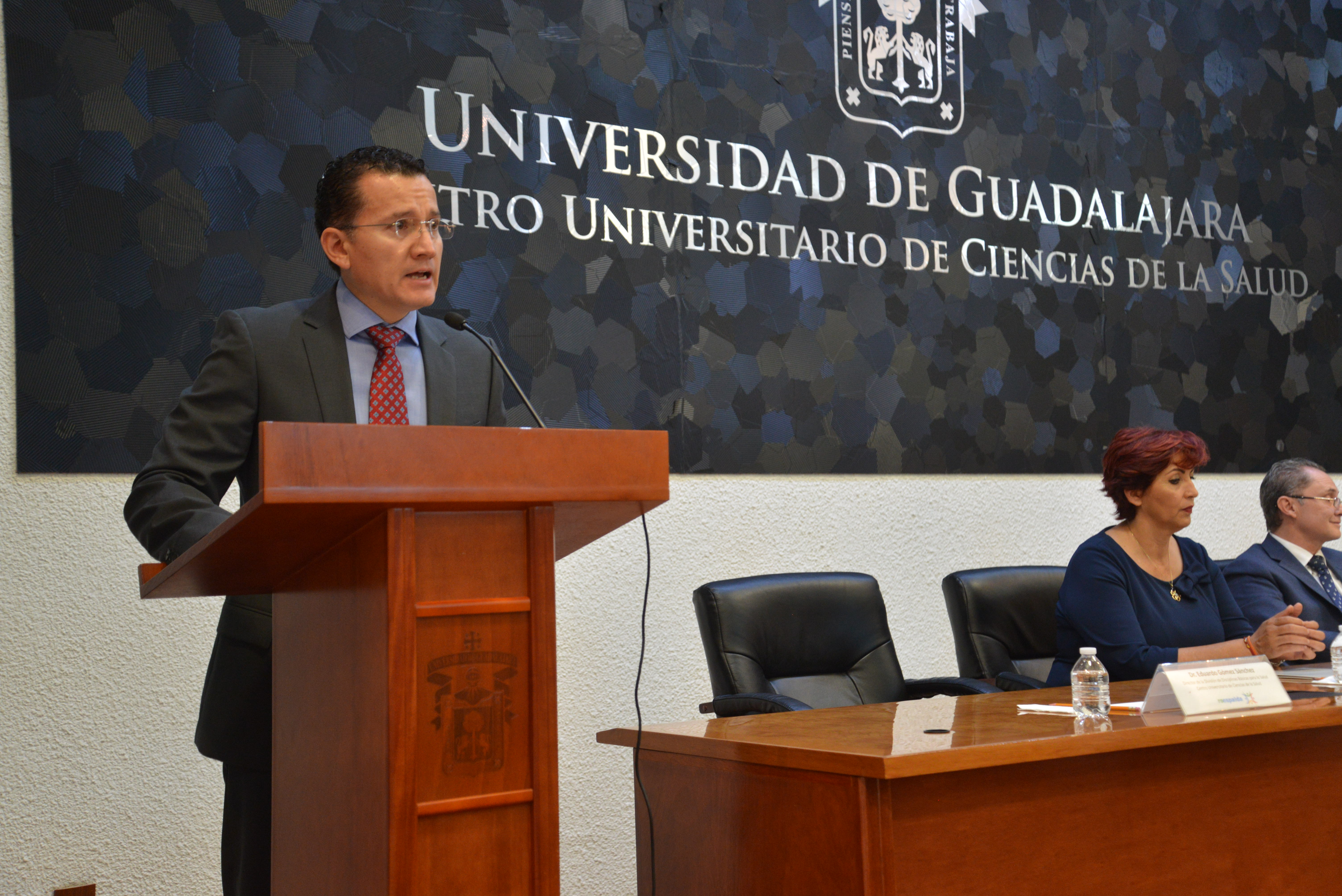 Dr. Edudardo Gómez Sánchez al micrófono