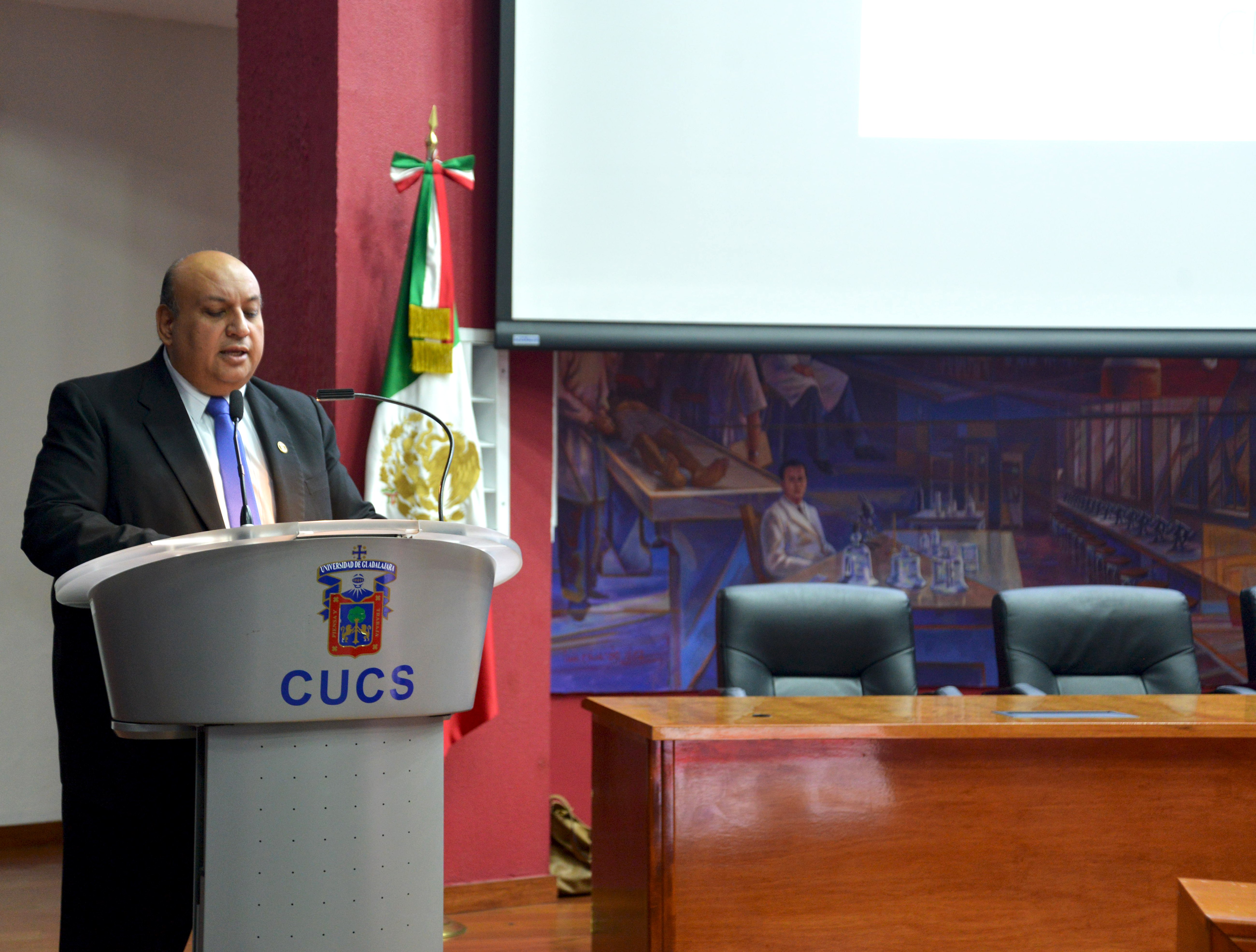 Mtro. Francisco Gutérrez Rodríguez dando la bienvenida y exponiendo el currículom del conferencista