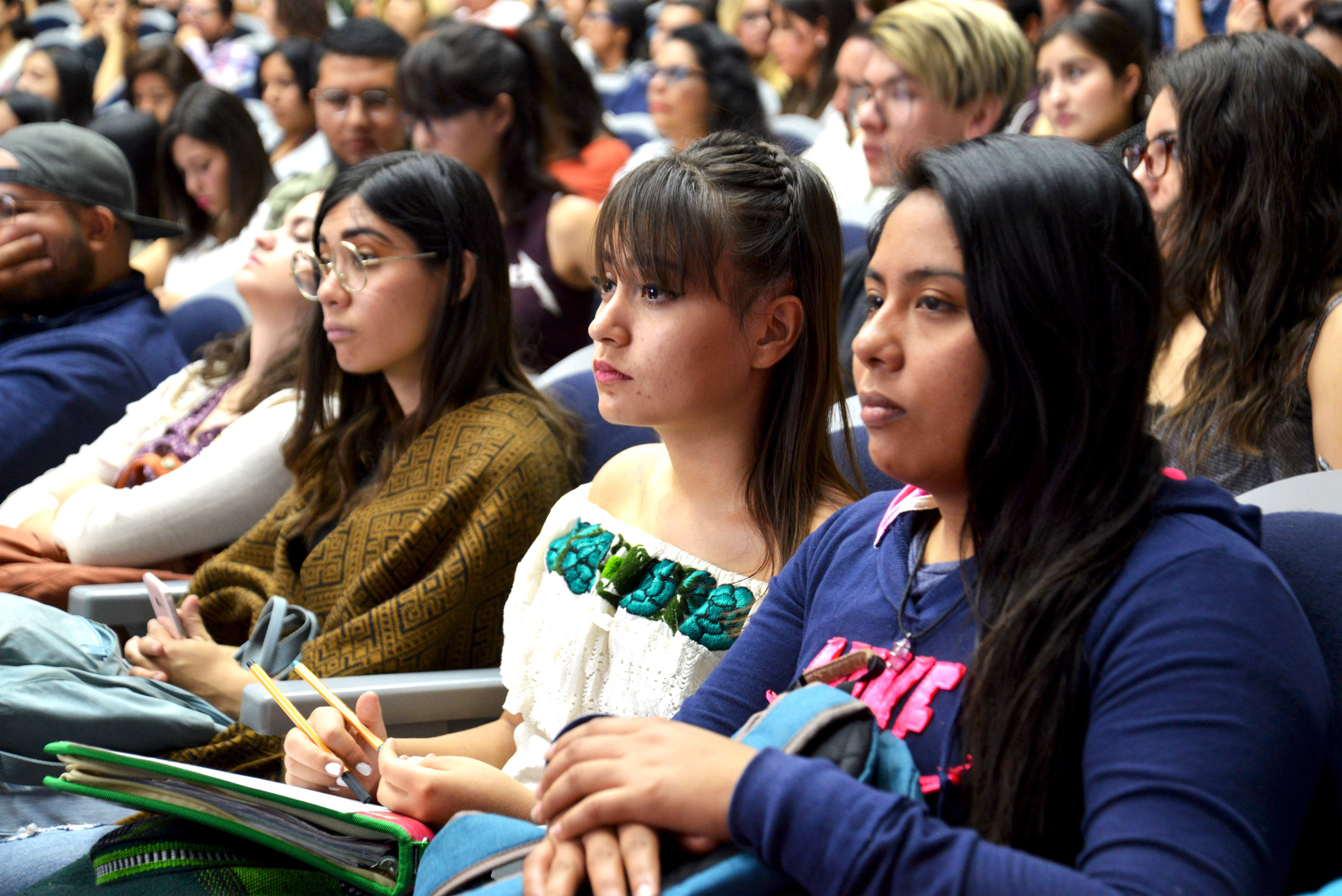 Alumnos atentos a la conferencia del Dr. Garrido