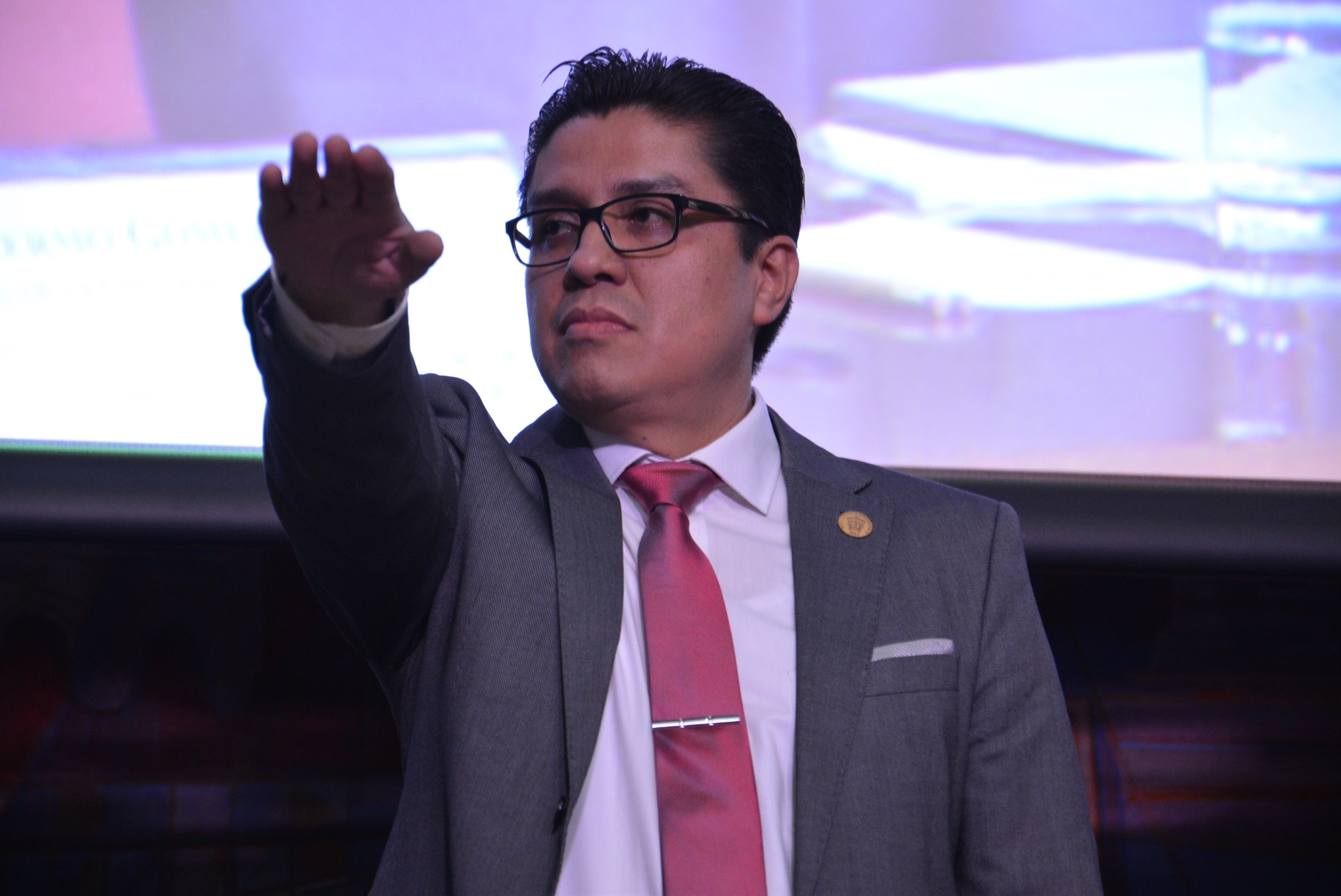 Dr. José Francisco Muñoz Valle tomando protesta. Toma de cerca