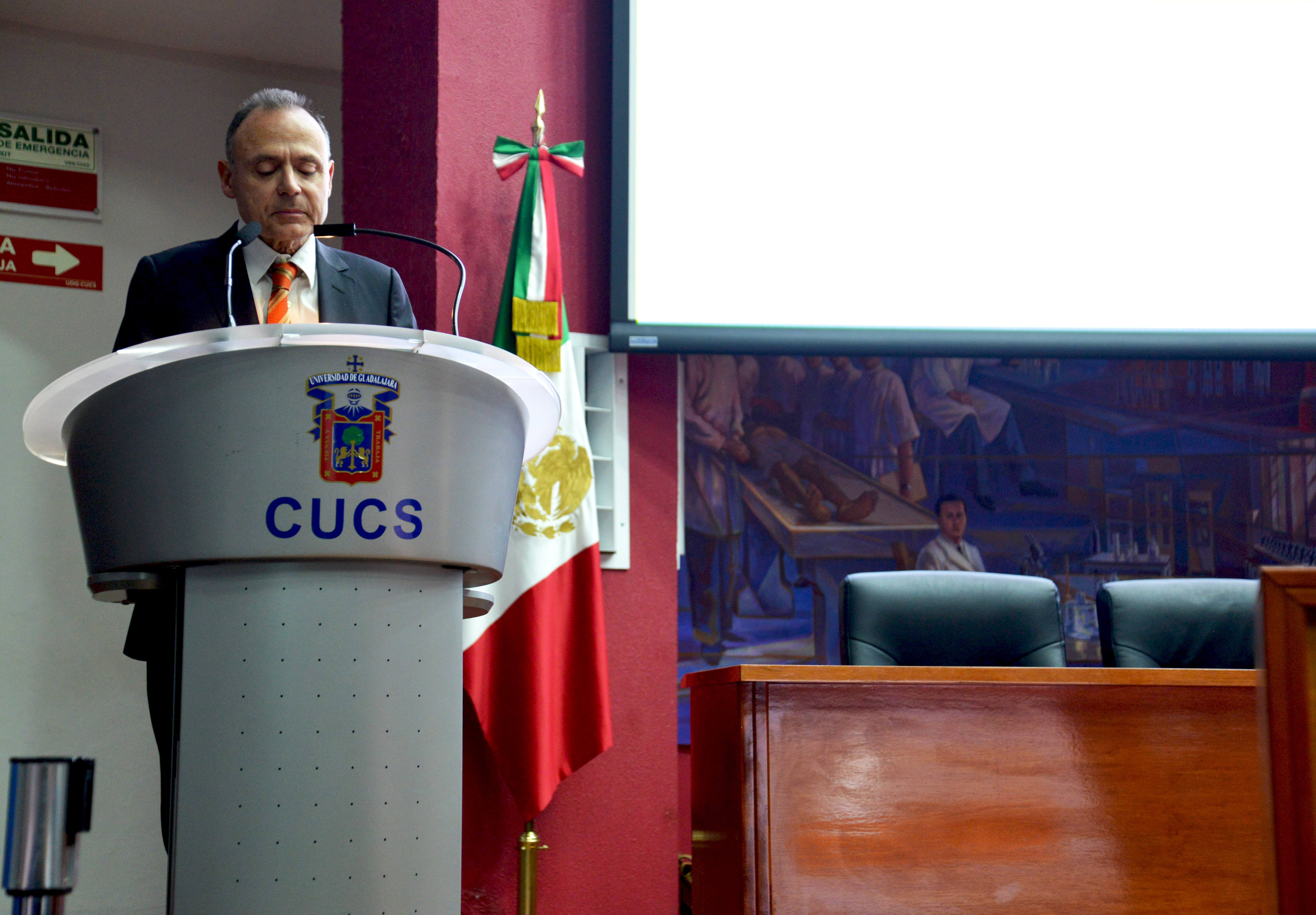 Dr. Vicente Garrido Genovés, dictando conferencia en CUCS