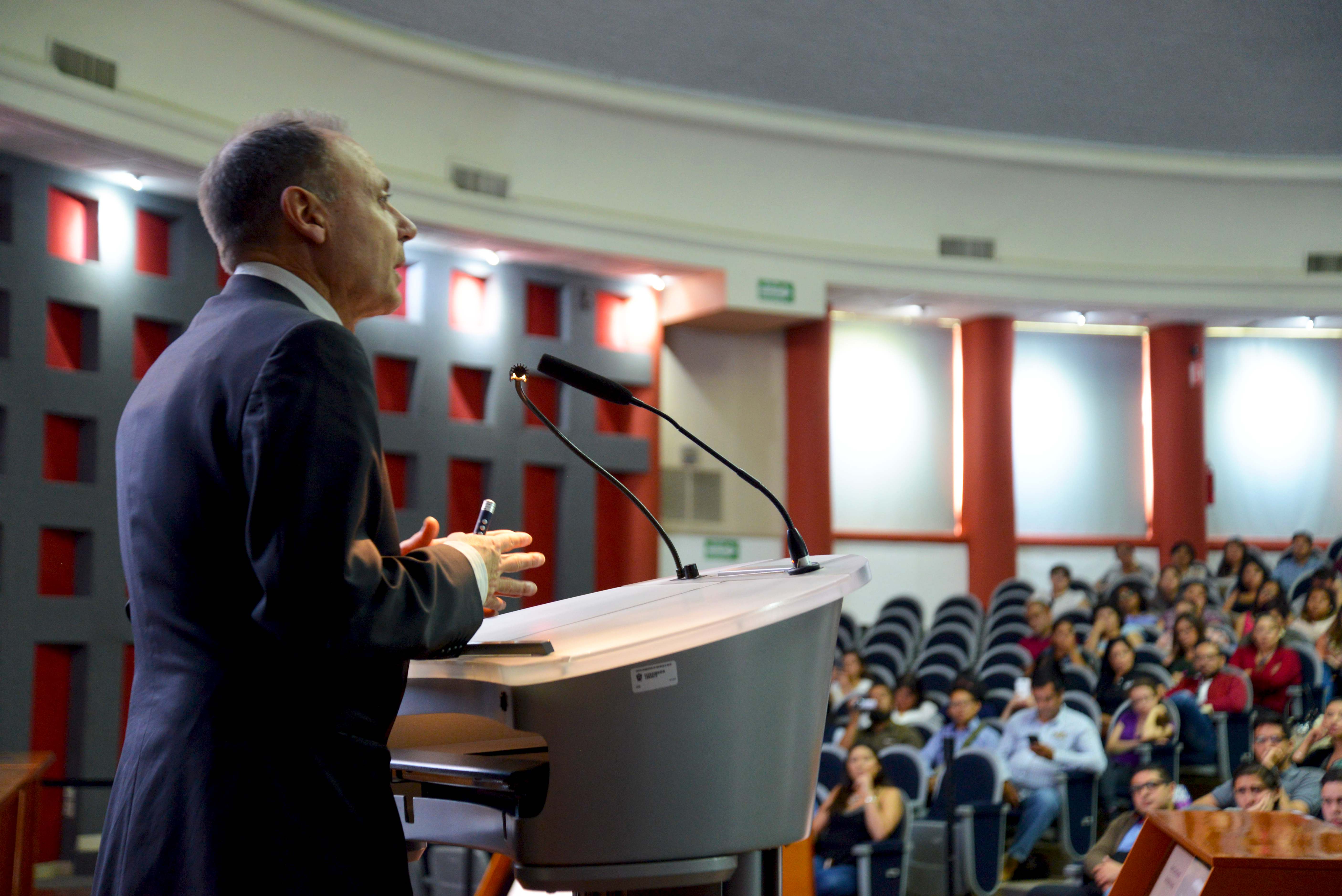 Toma de perfil del Dr. Vicente Garrido Genovés dictando conferencia en CUCS