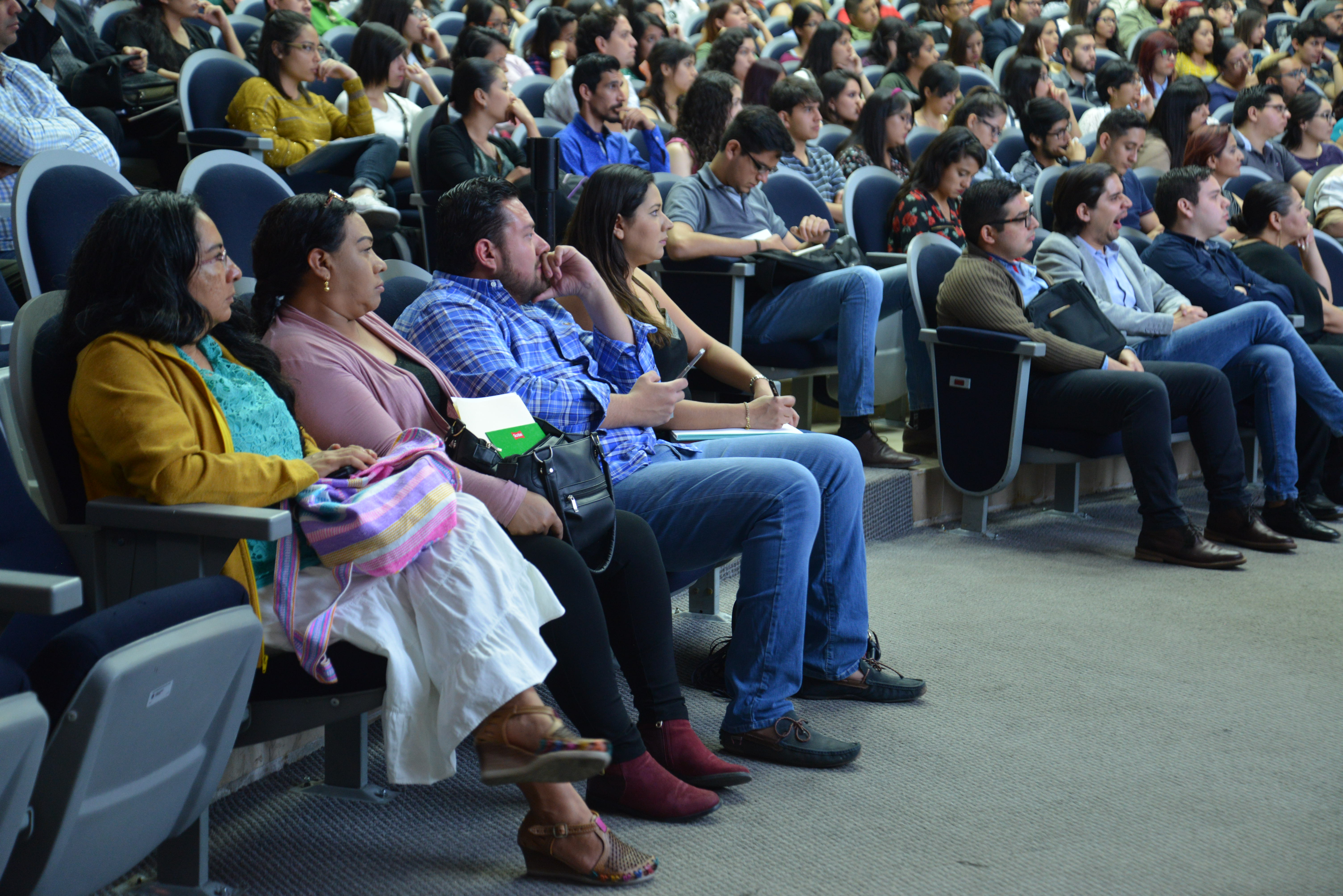 Alumnos atentos a la conferencia del Dr. Garrido. Al fondo butacas ocupadas del Auditorio