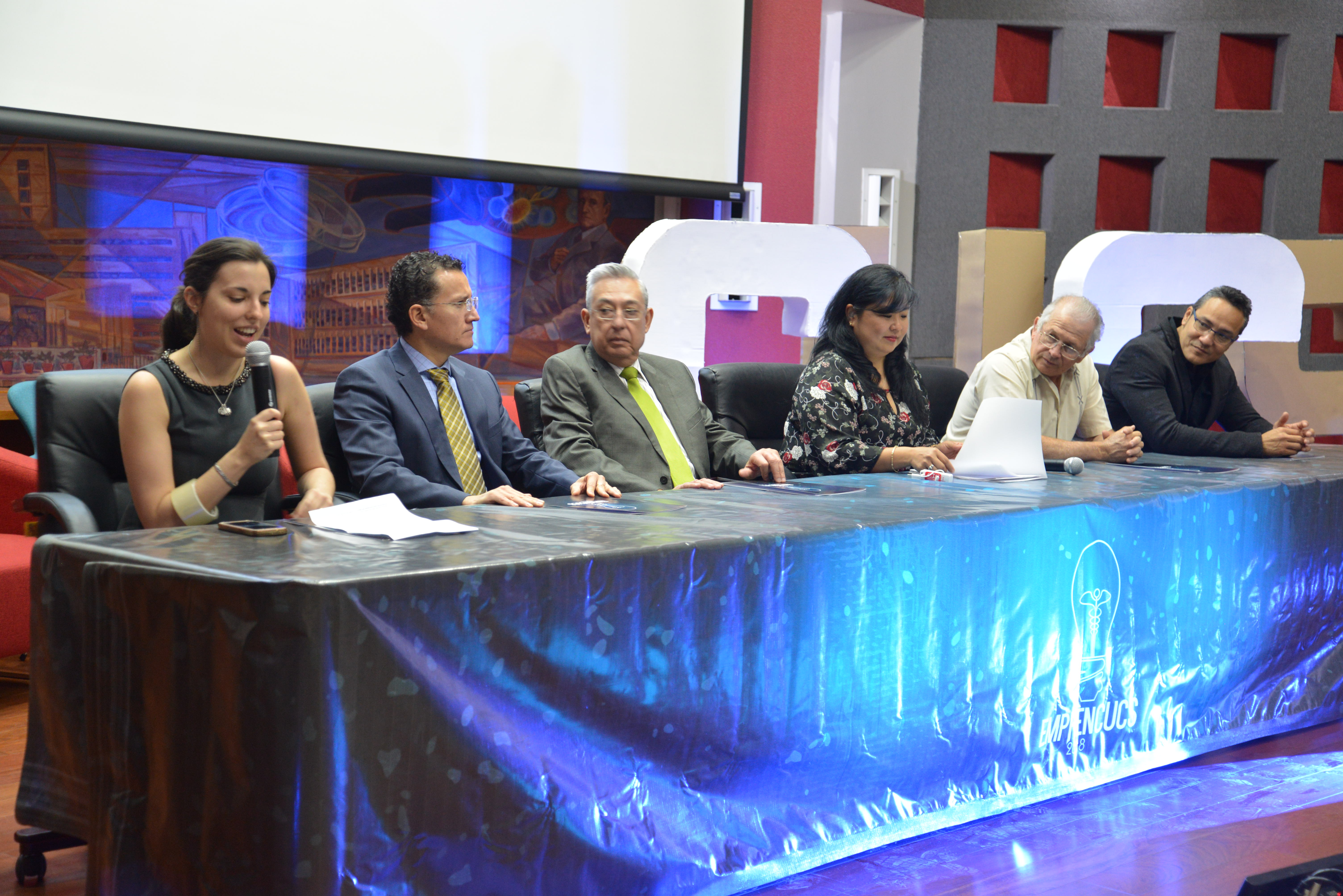 Miembros del presídium toma de costado