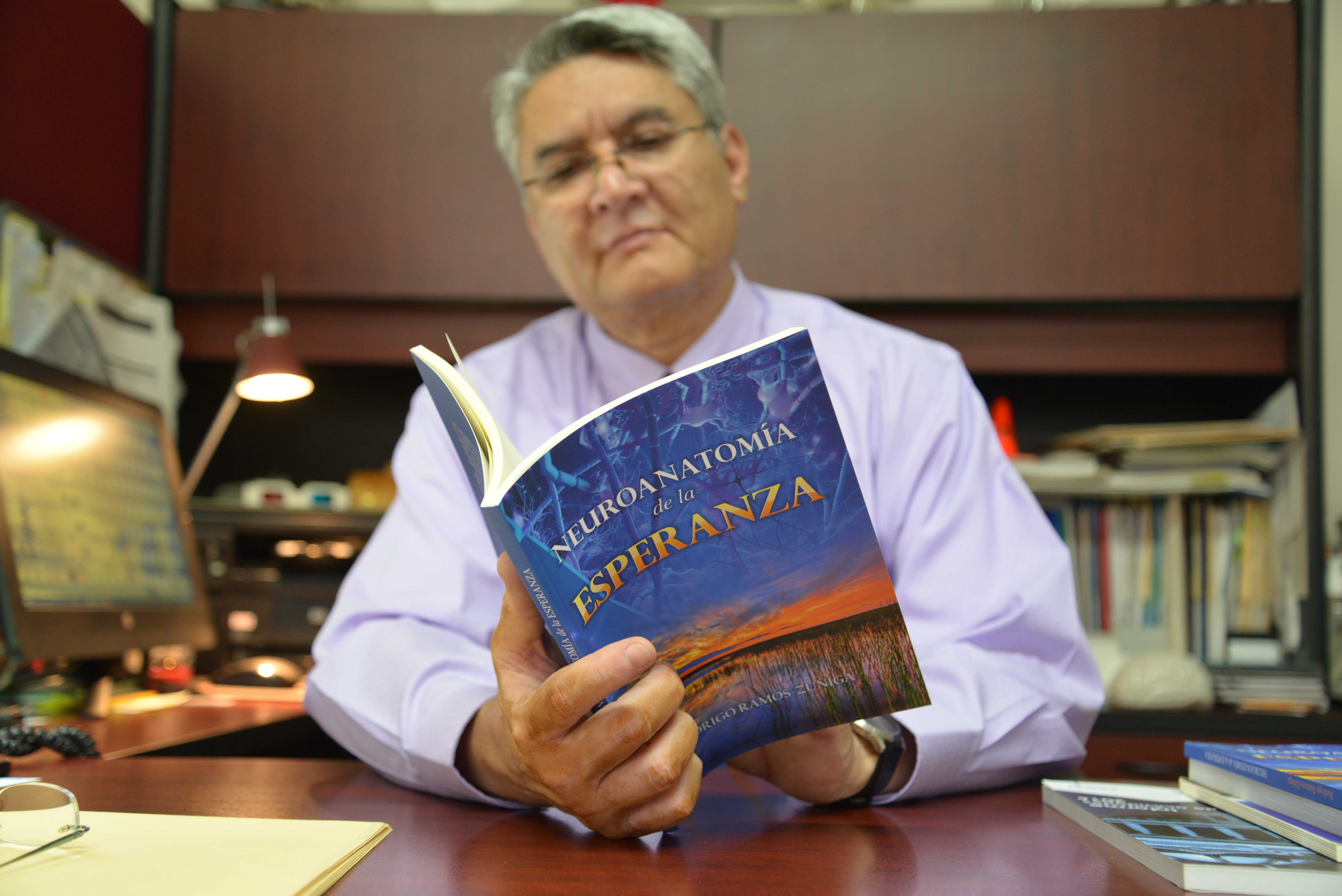 Dr. Rodrigo Ramos Zúñiga leyendo su libro