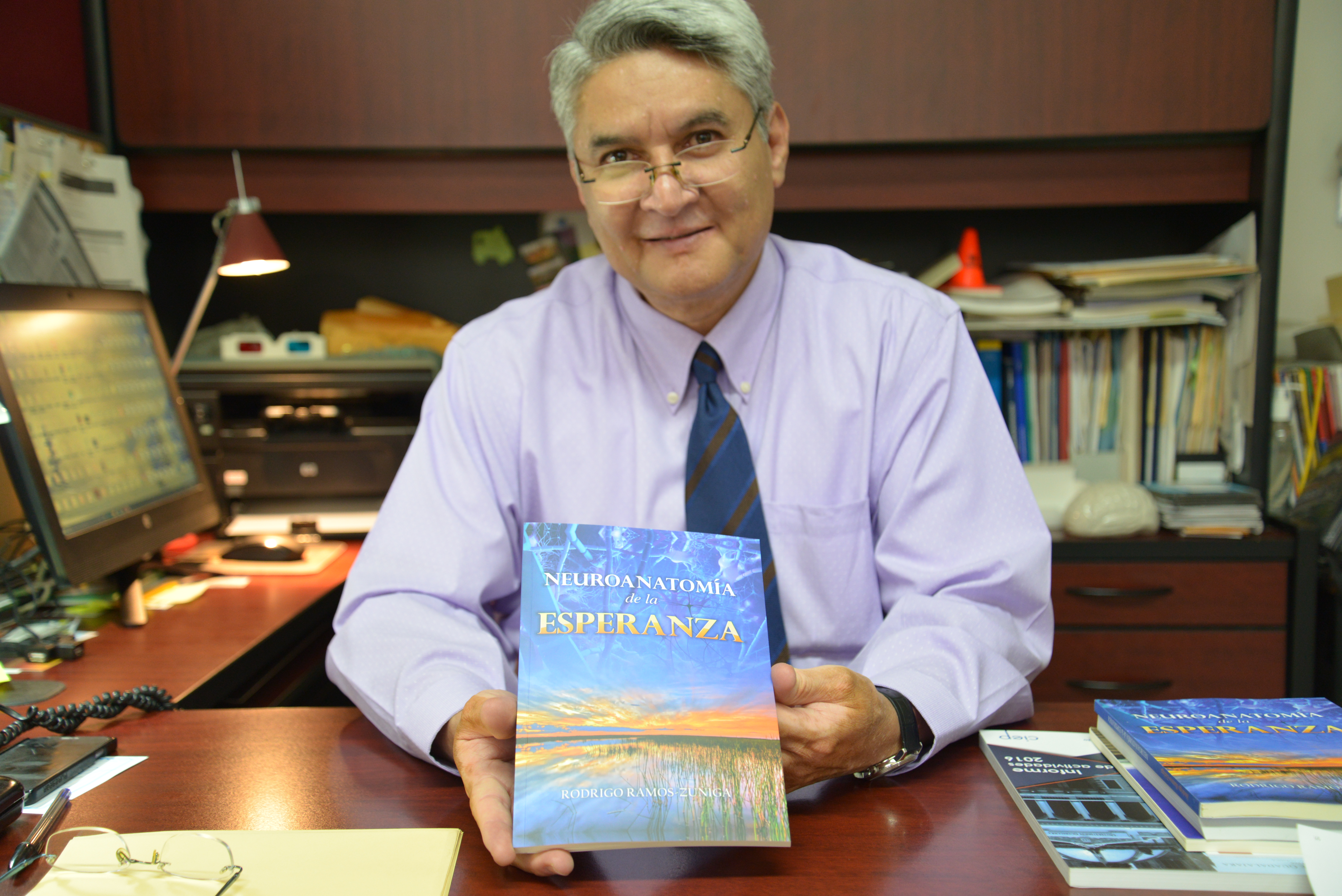 Dr. Rodrigo Ramos mostrando la portada de su libro
