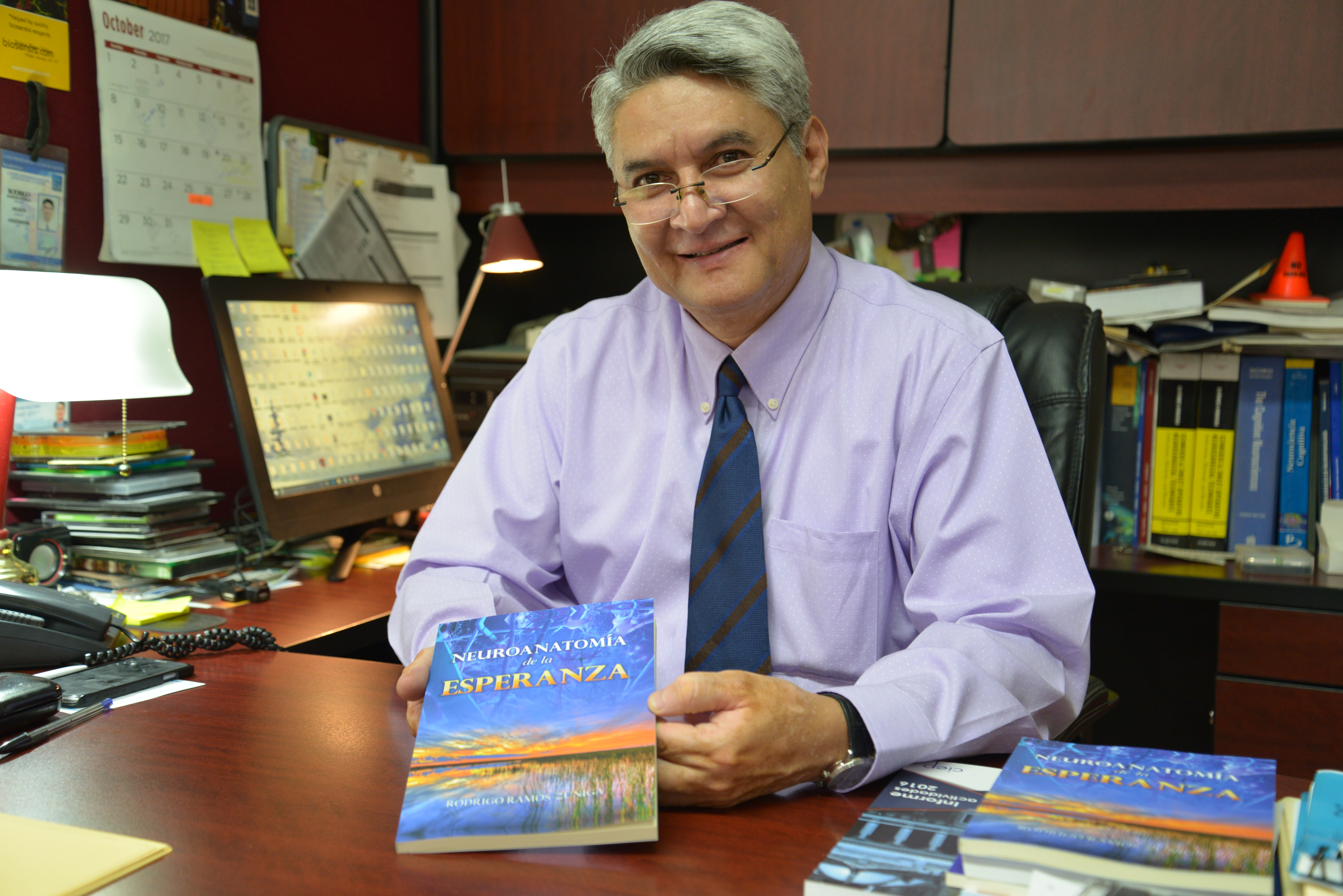 Dr. Rodrigo Ramos mostrando la portada de su libro