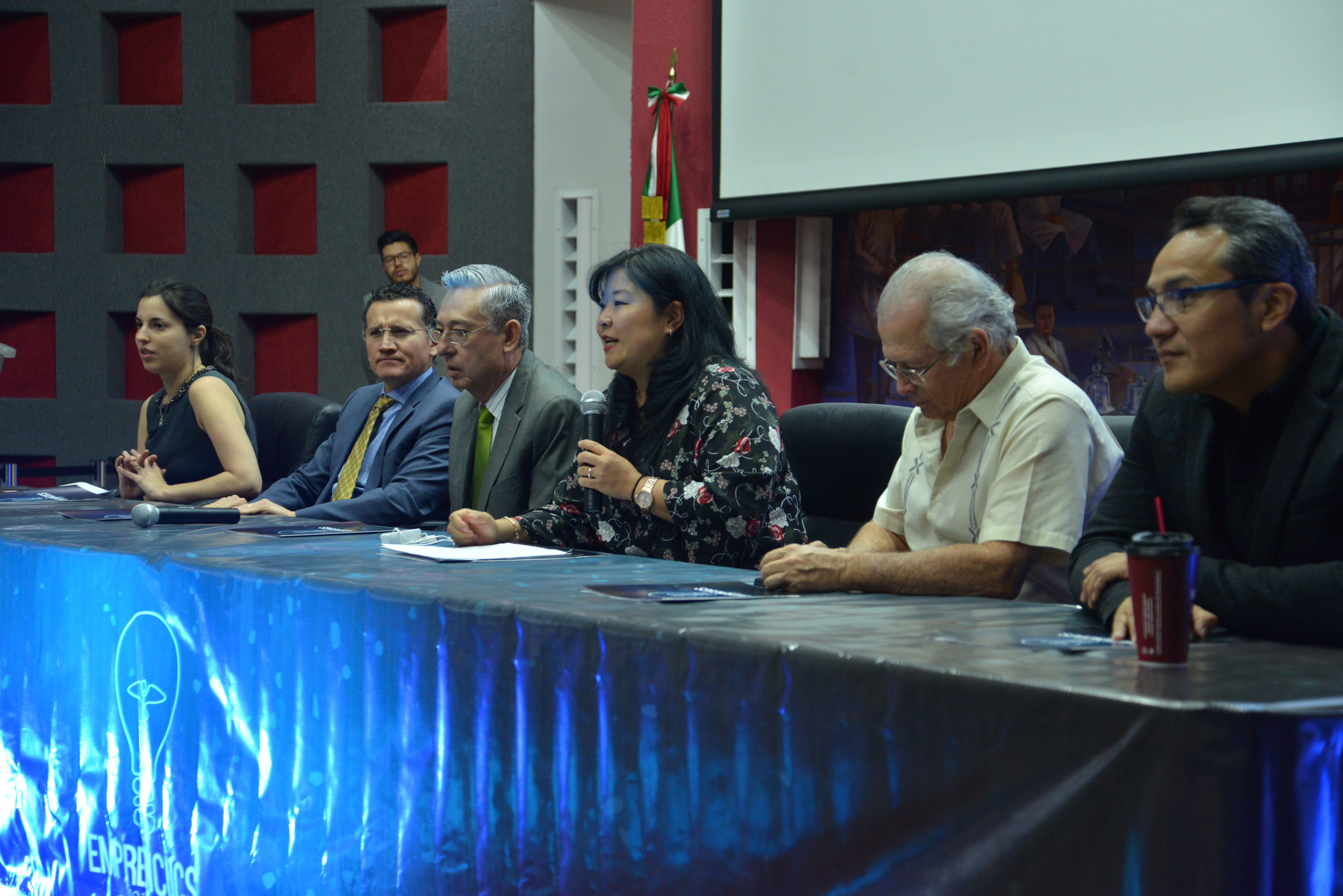 Miembros del presídium toma de costado 2