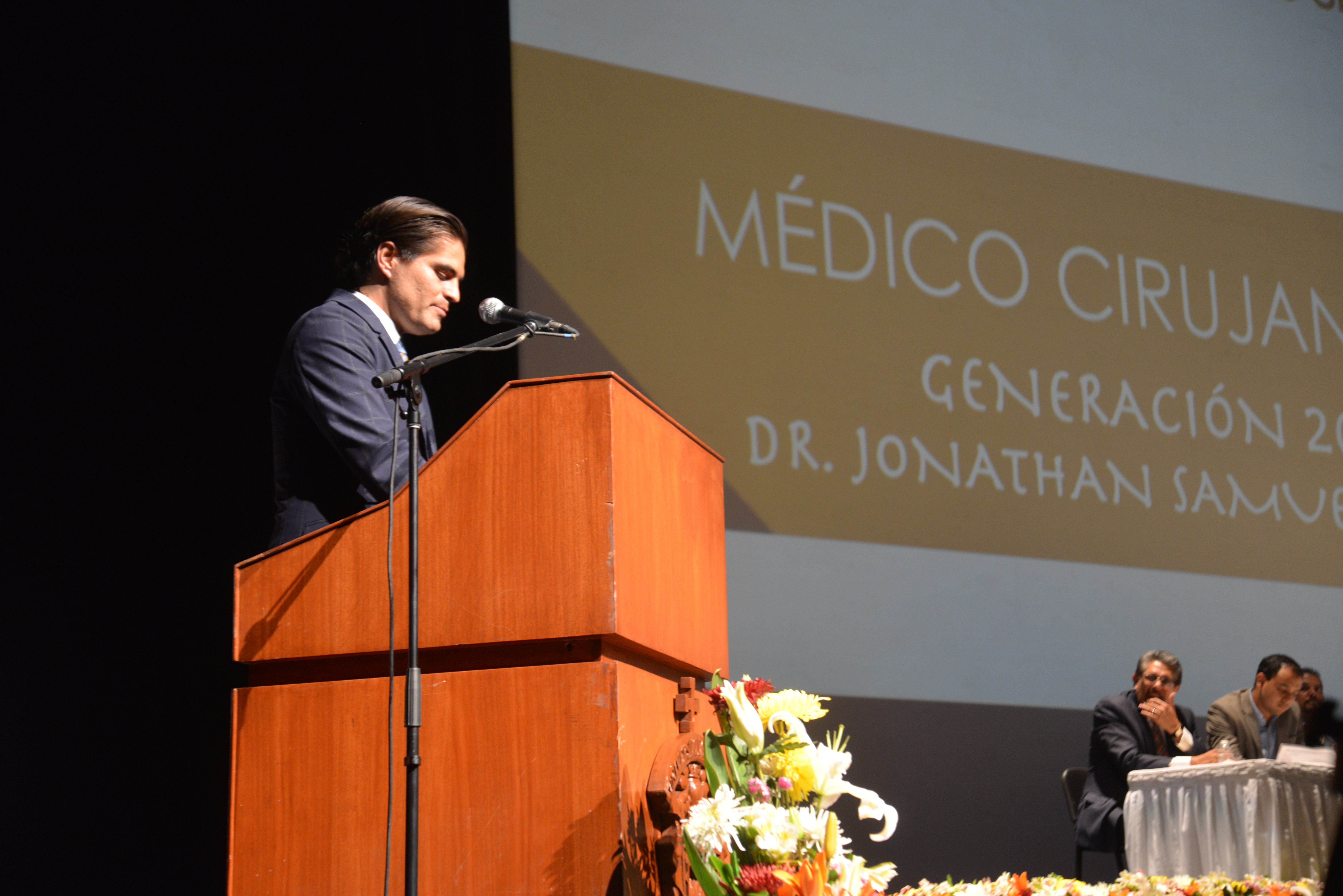 Padrino de generación dando mensaje a sus ahijados