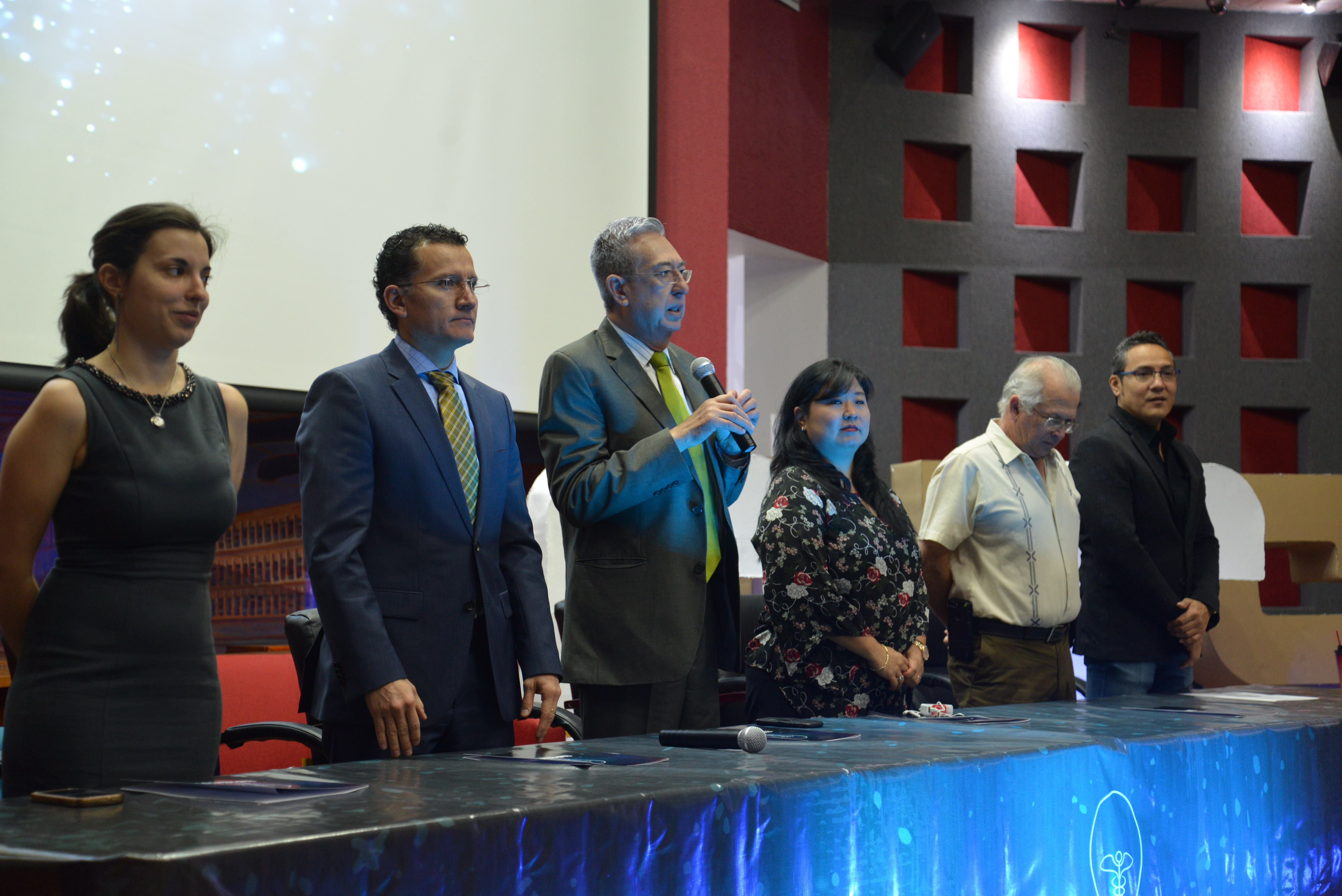 Miembros del presídium de pie