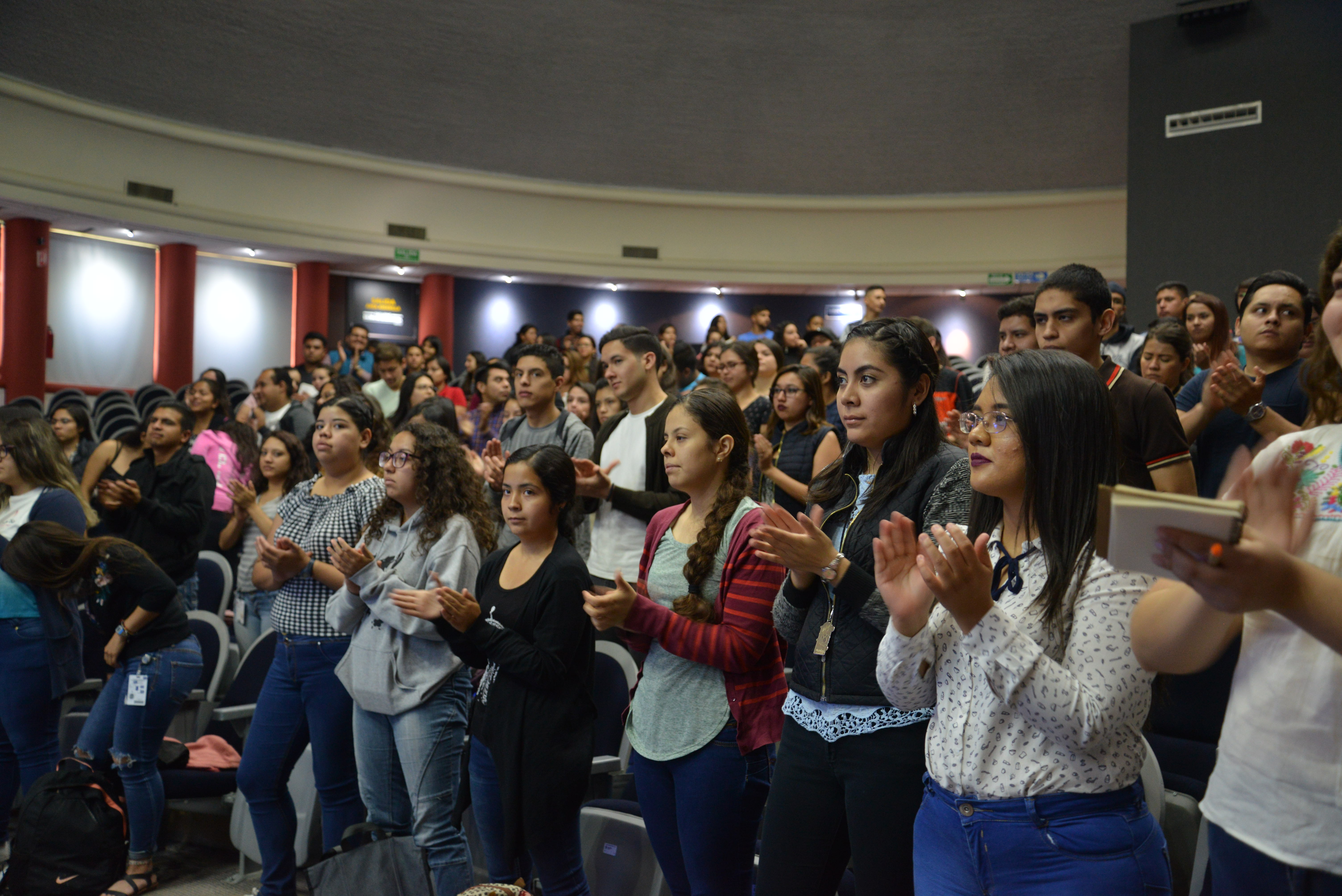 Alumnos asistentes de pie