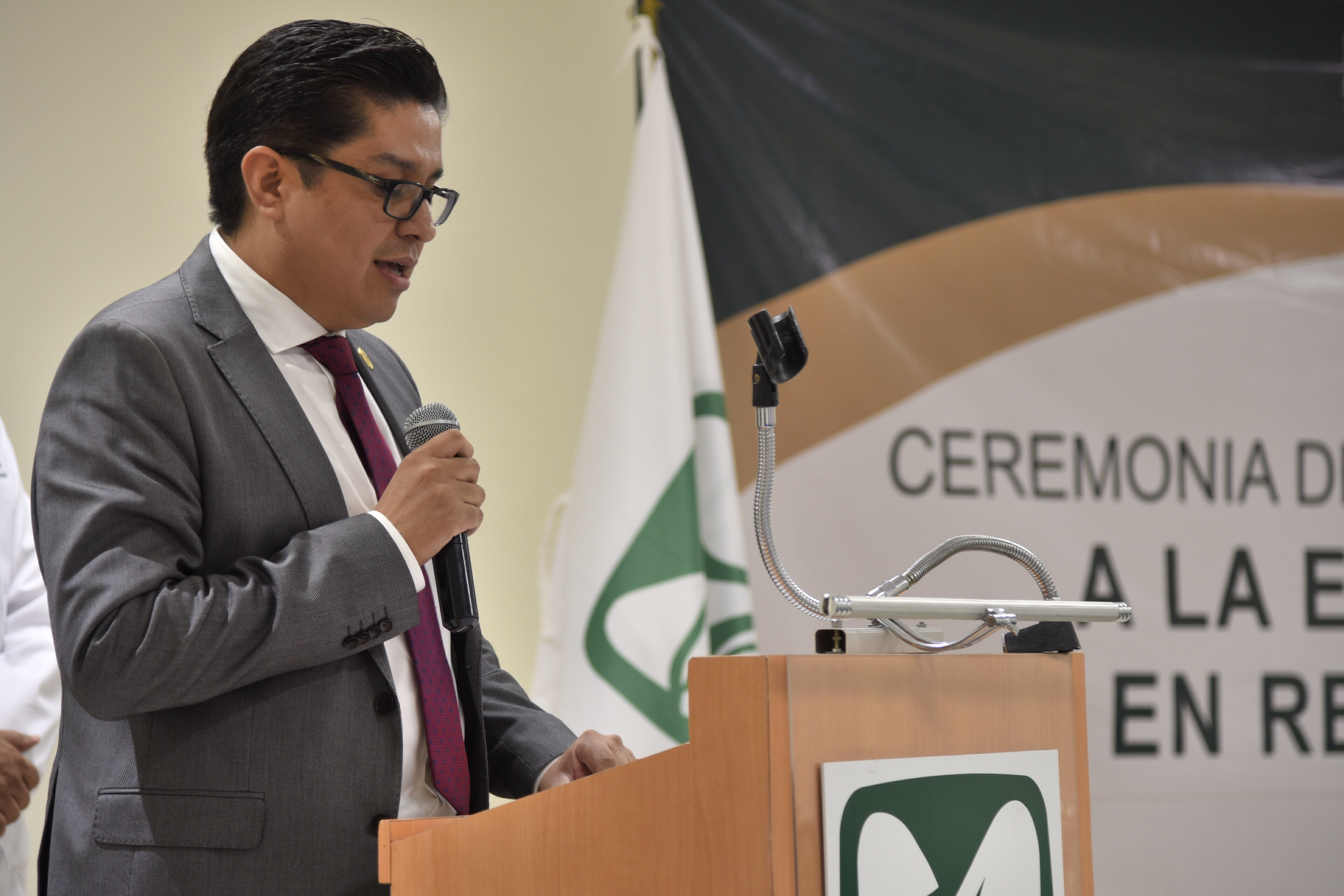 Rector CUCS dirigiendo mensaje ante docentes del IMSS