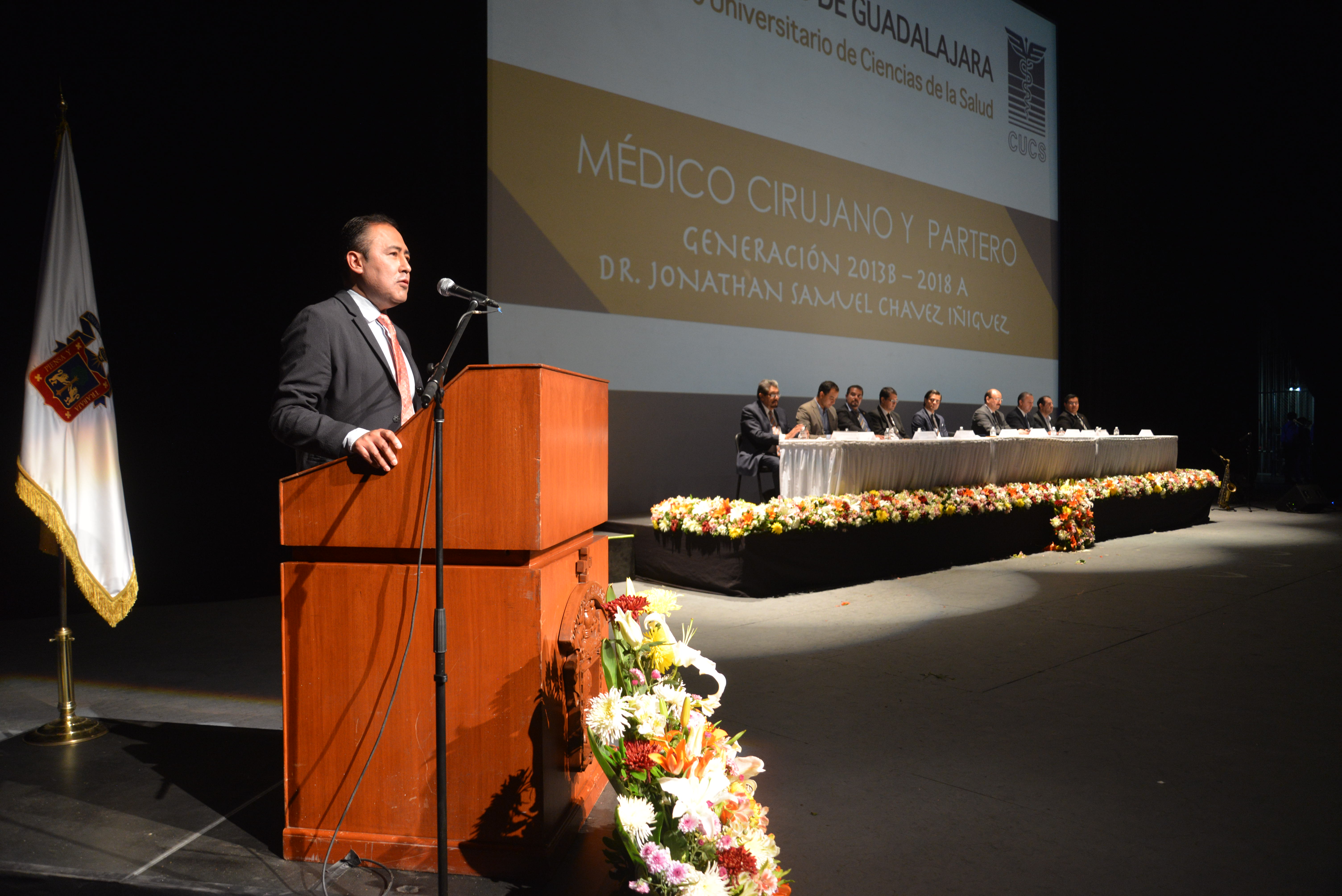 Rector del CUCS en el podio toma desde lejos