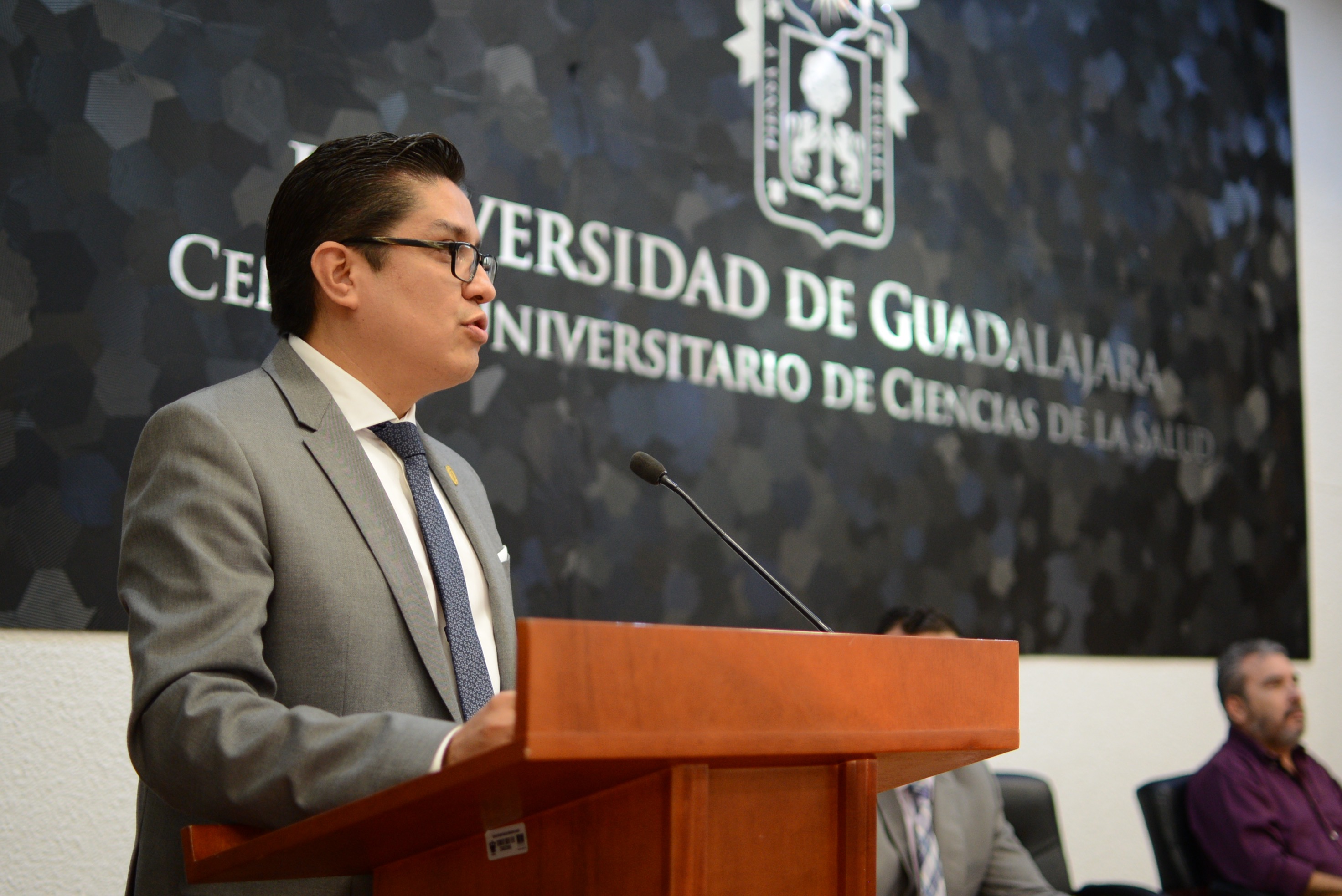 Rector del CUCS ofreciendo mensaje en el pódium