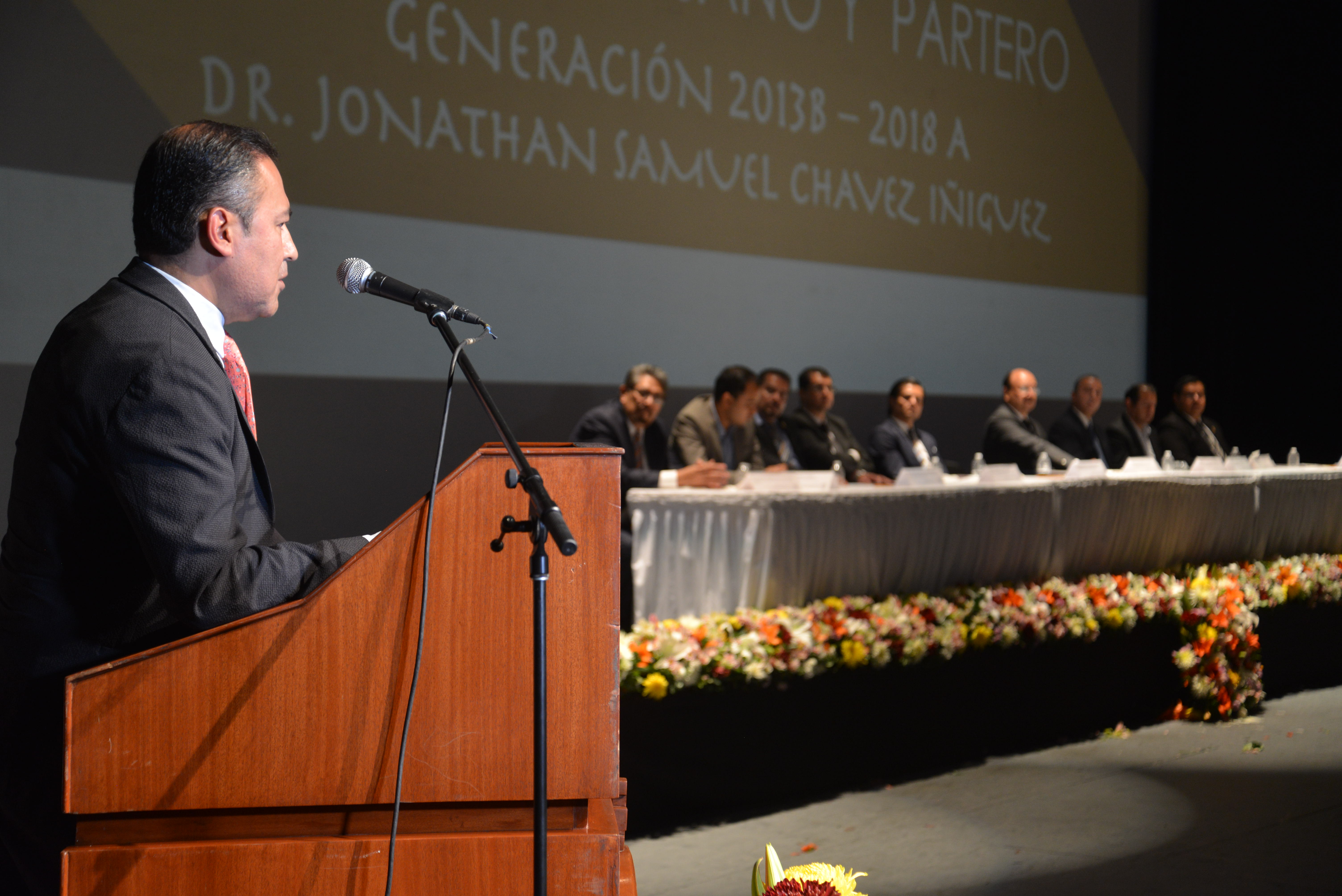 Rector del CUCS en el podio