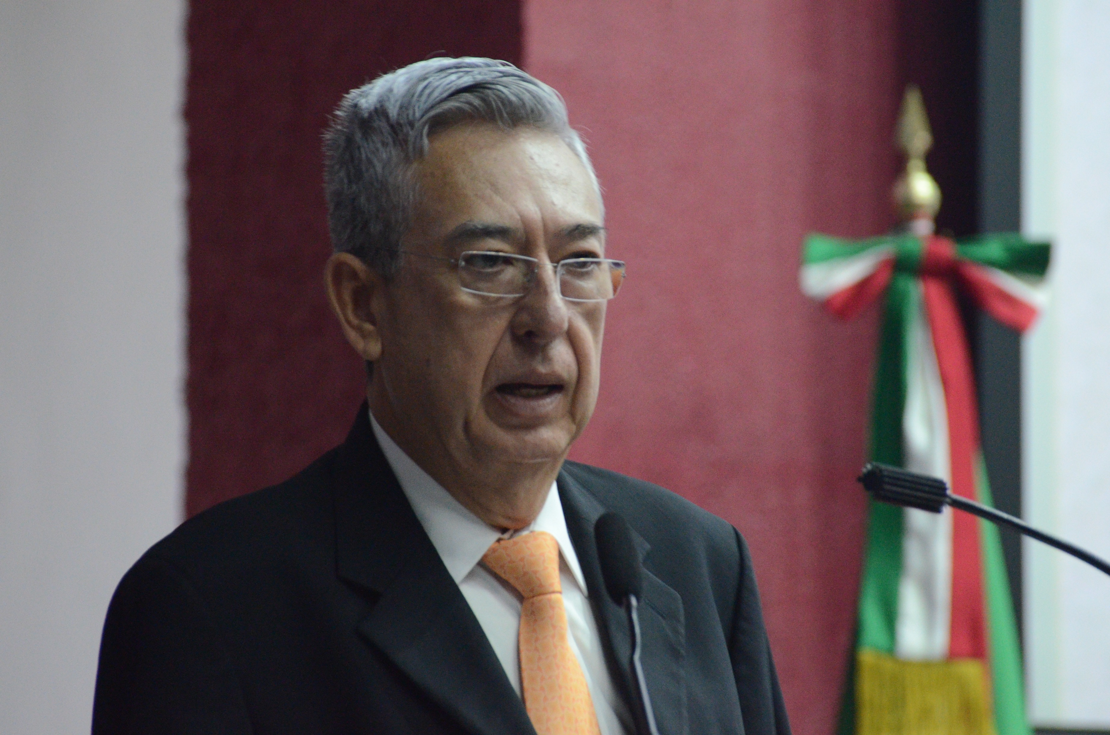 Dr. Rogelio Zambrano Guzmán, dando mensaje de bienvenida