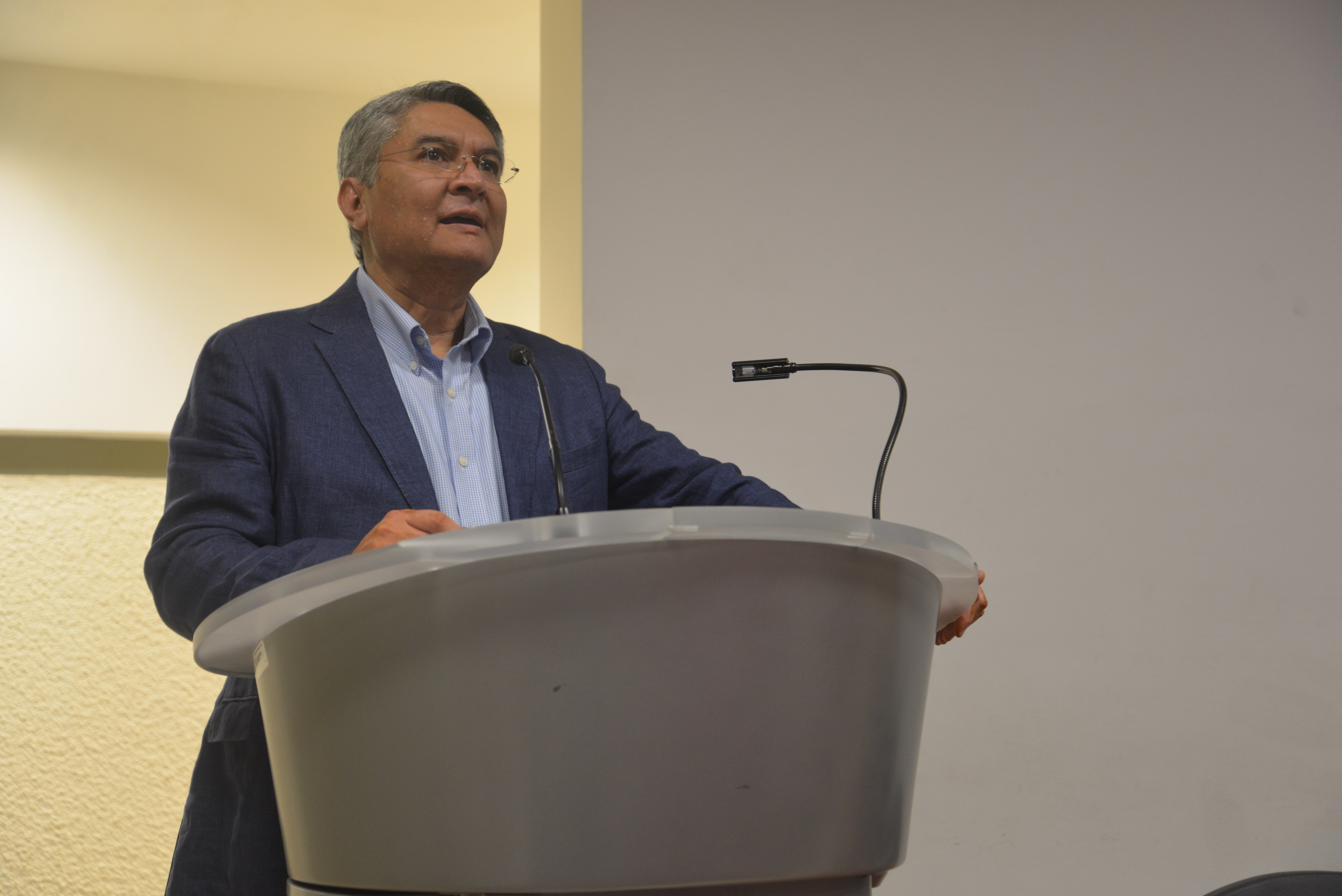 Dr. Rodrigo Ramos presentando el simulador