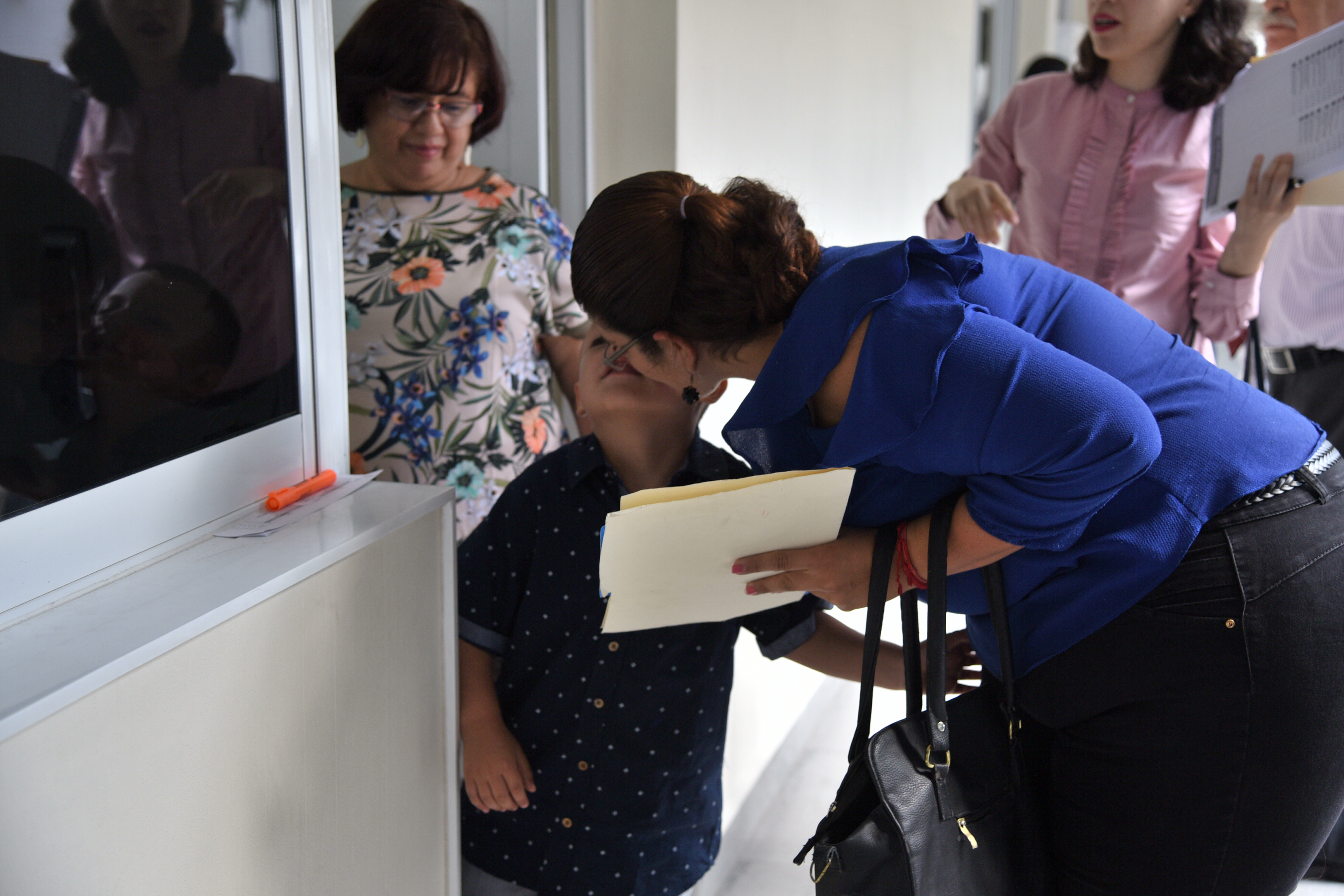 Mamá despidiéndose de su hijo antes de pasar a evaluación