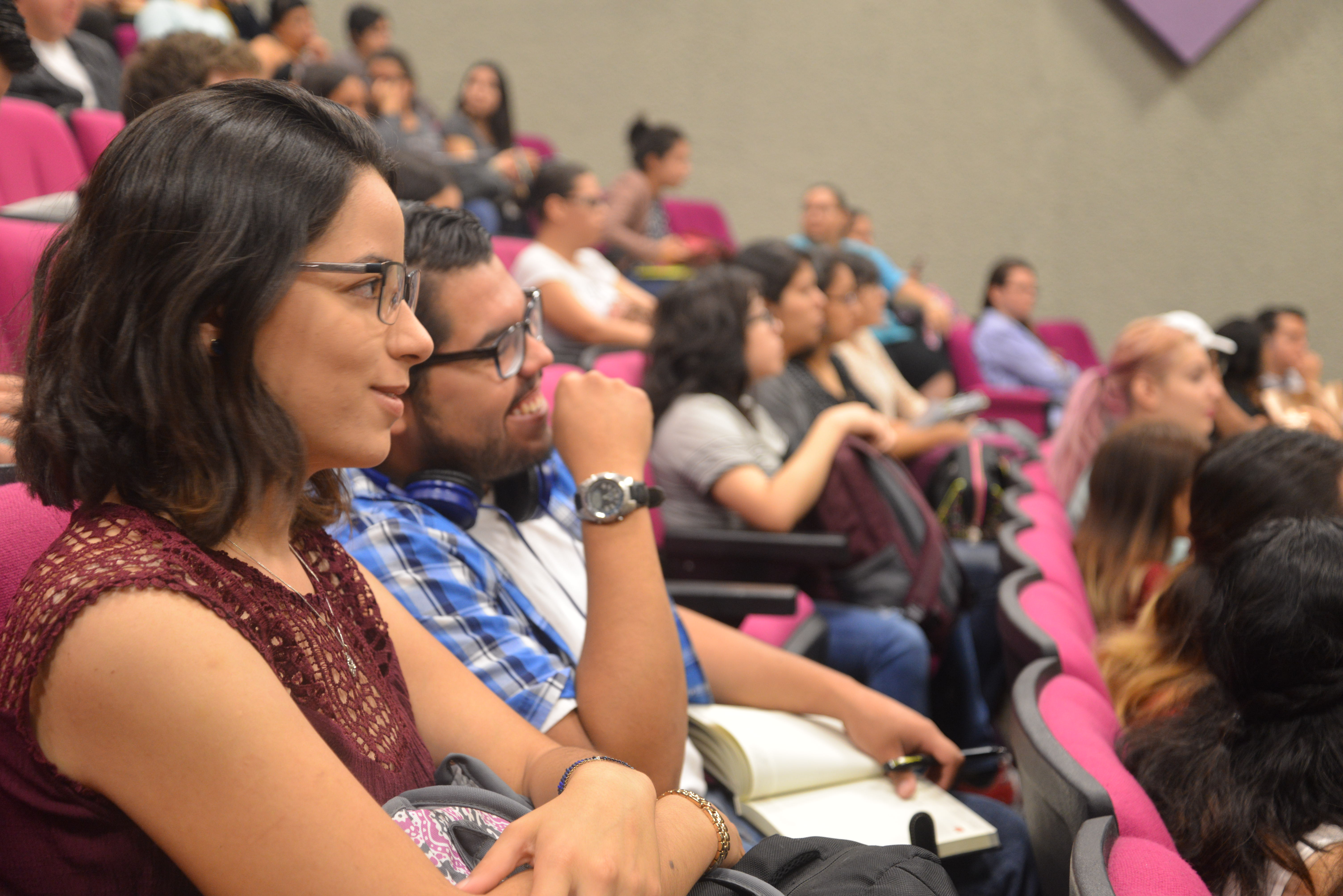 Alumnos atentos a la presentación del simulaldor