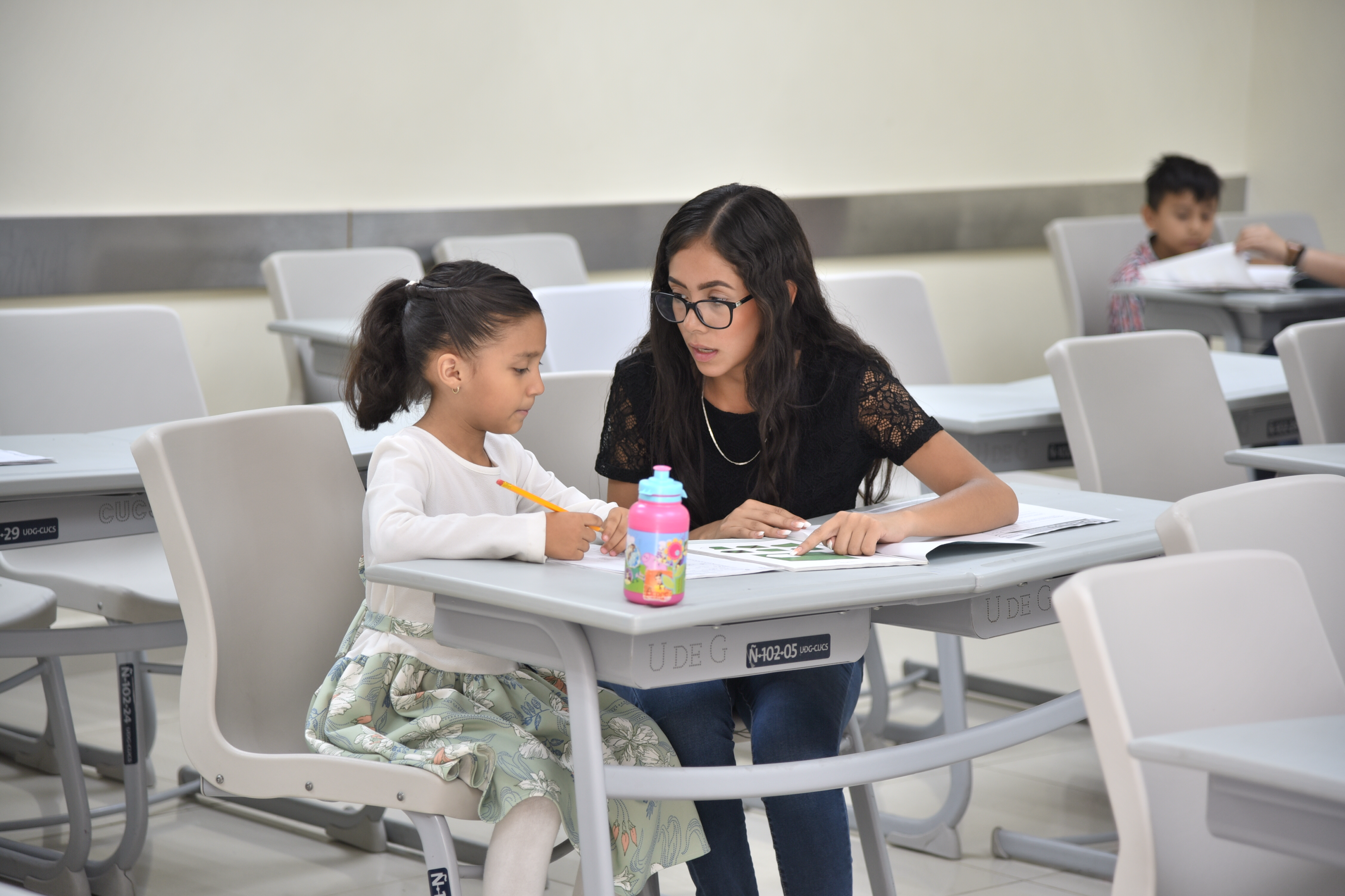 Especialista aplicando evaluación a una niña