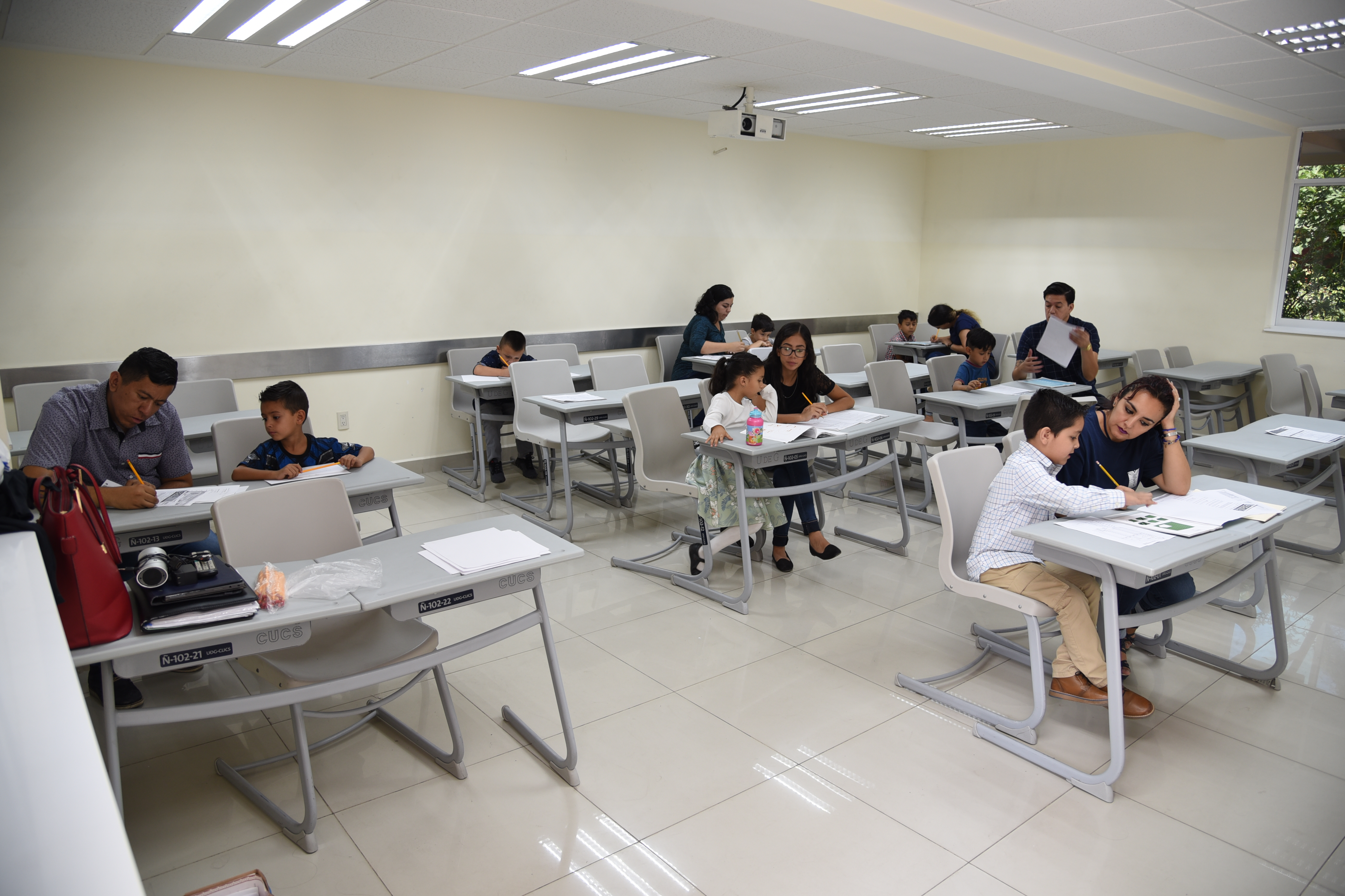Aula donde se evalúan a varios niños