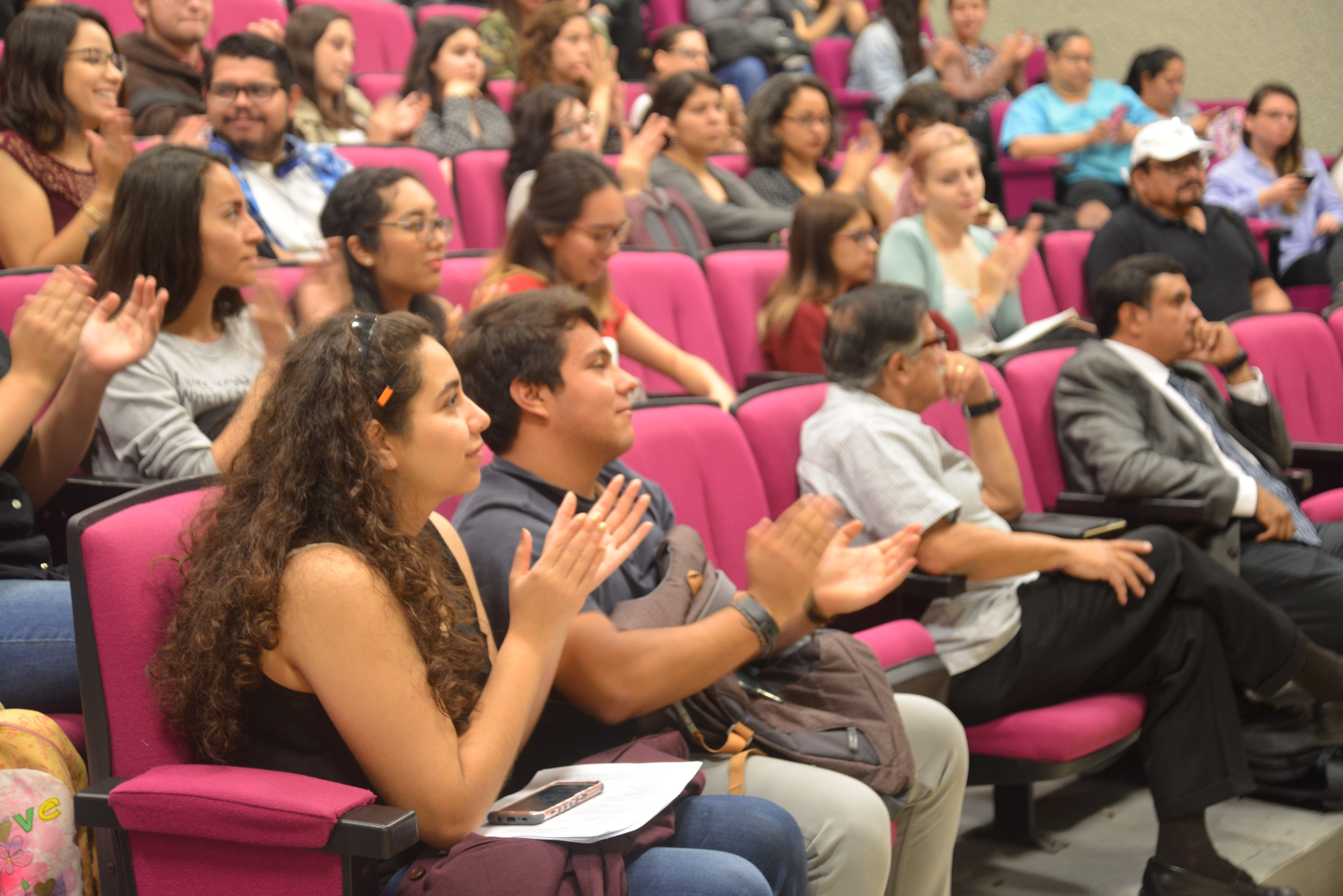 Vista del auditorio. Alumnos atentos a la presentación