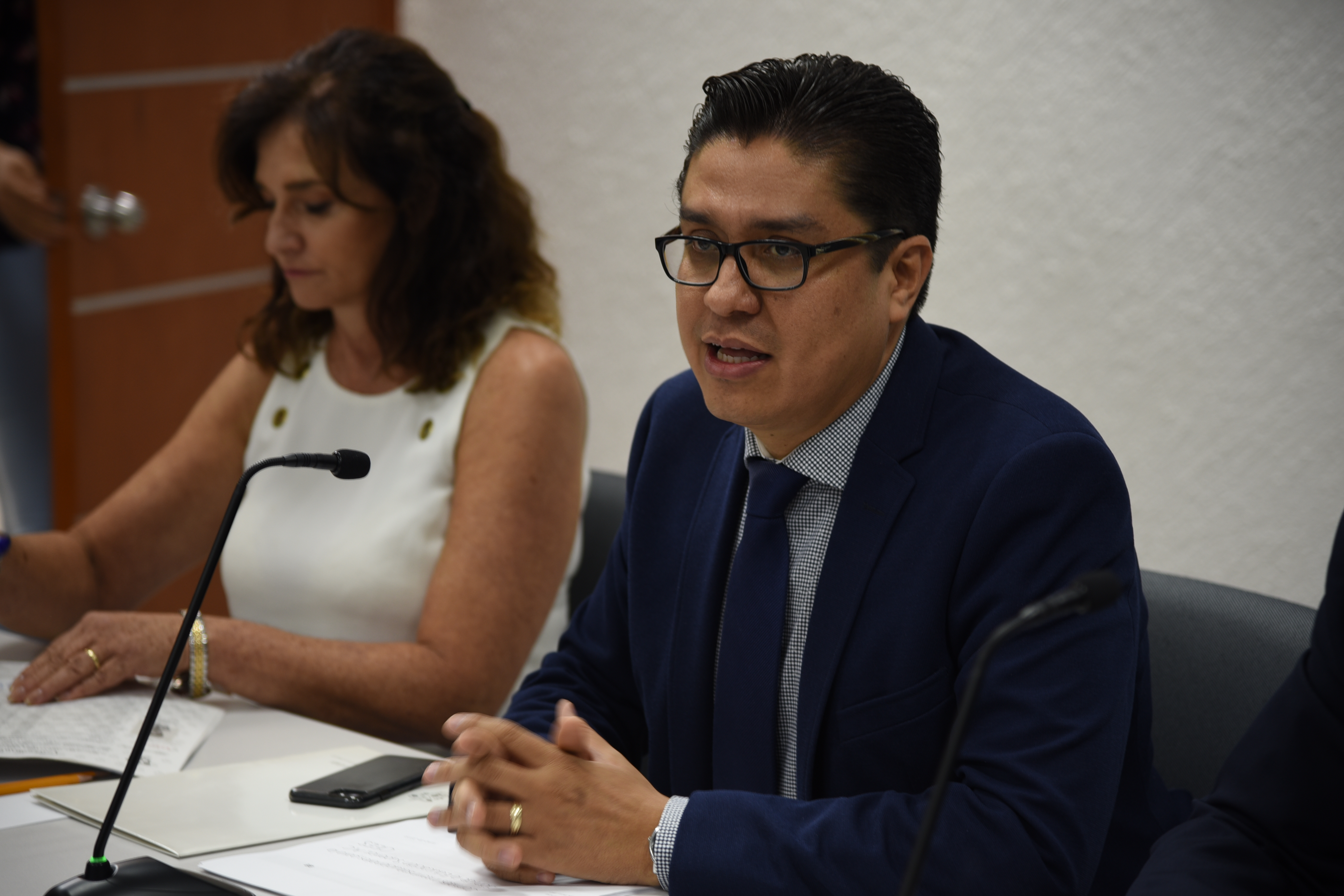 Rector del CUCS ofreciendo palabras de contexto en el evento