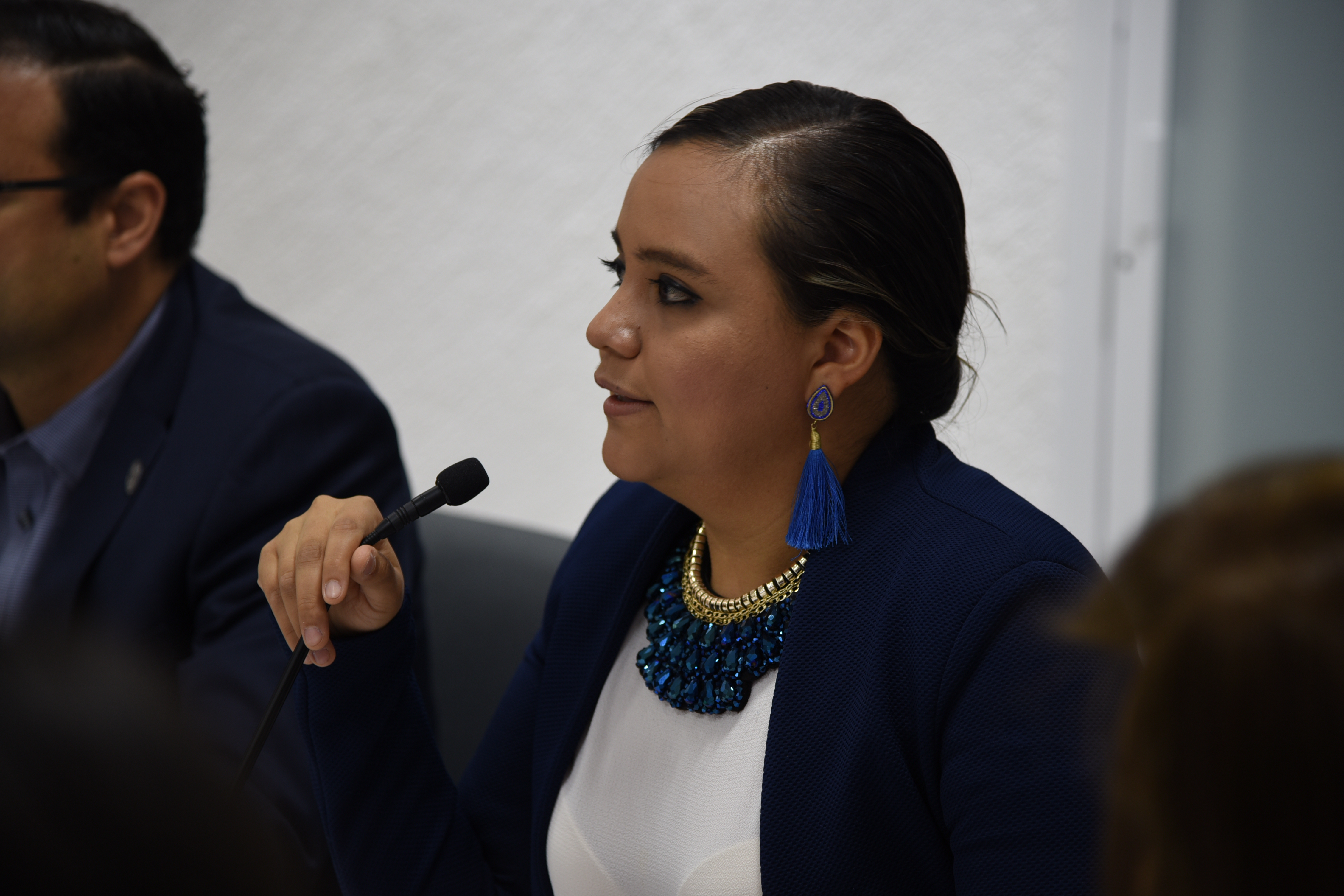 Mtra. Atziri García ofreciendo explicación sobre la acreditación del programa