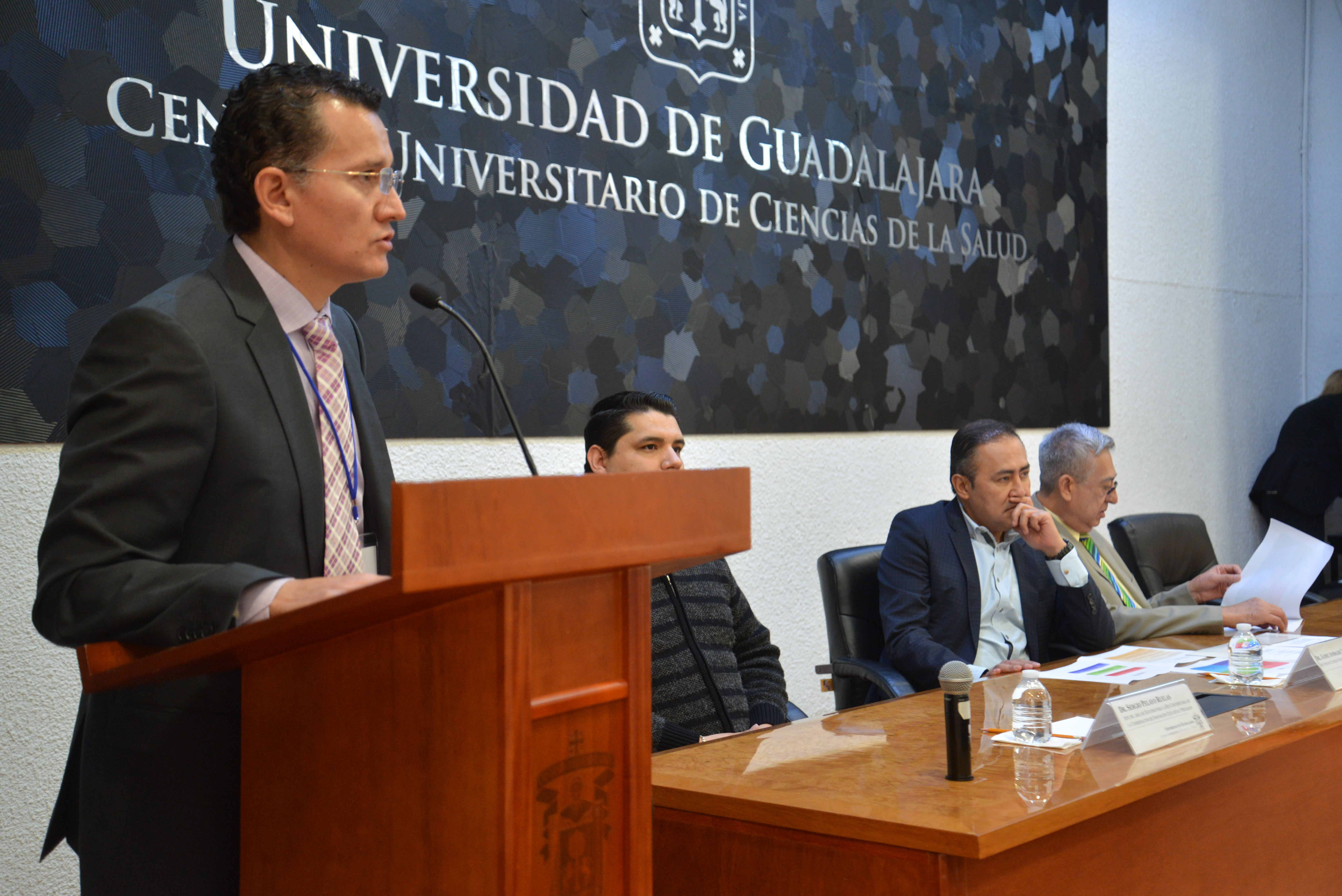 Dr. Eduardo Gómez dando la bienvenida a participantes