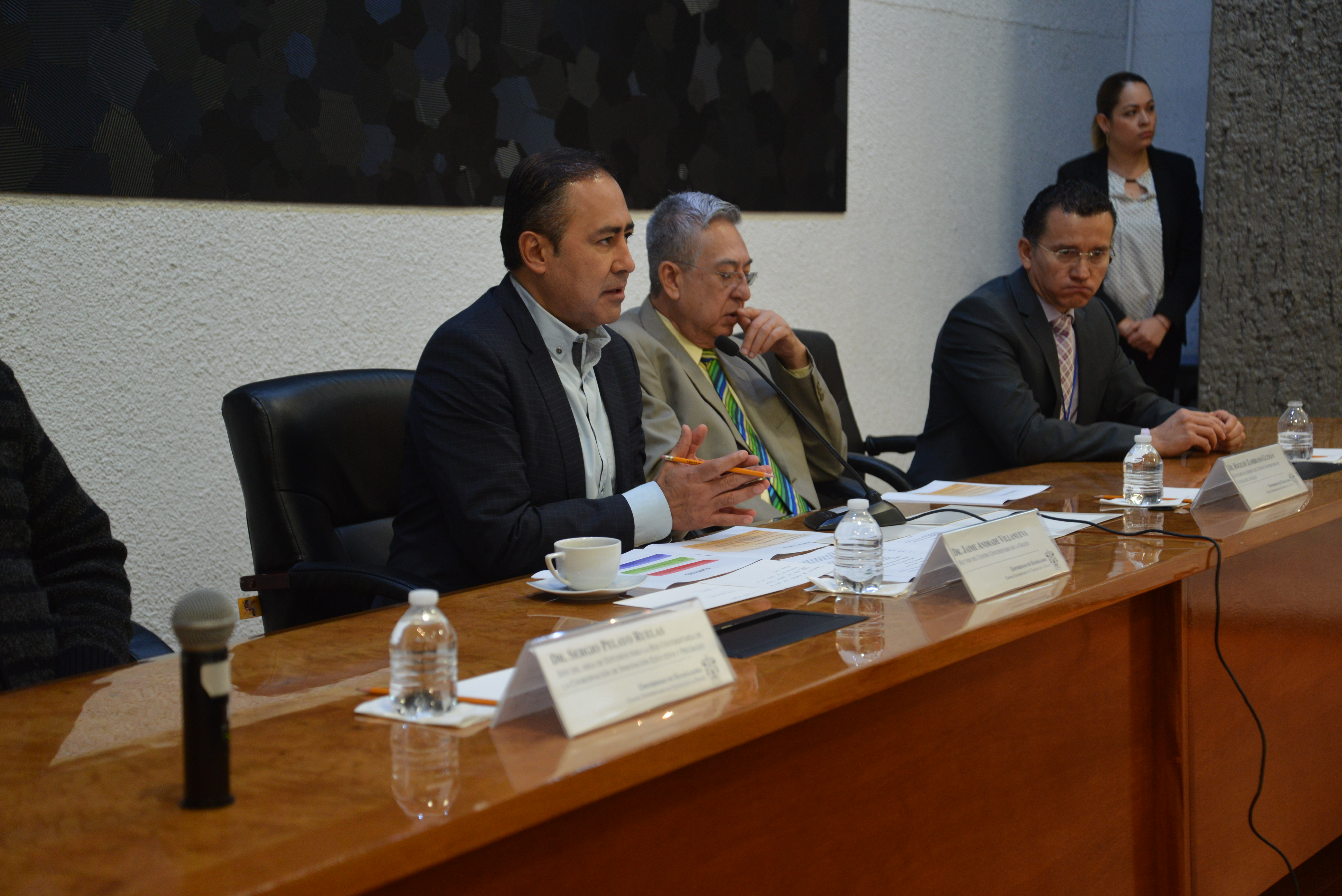 Rector Cucs dando discurso inaugural