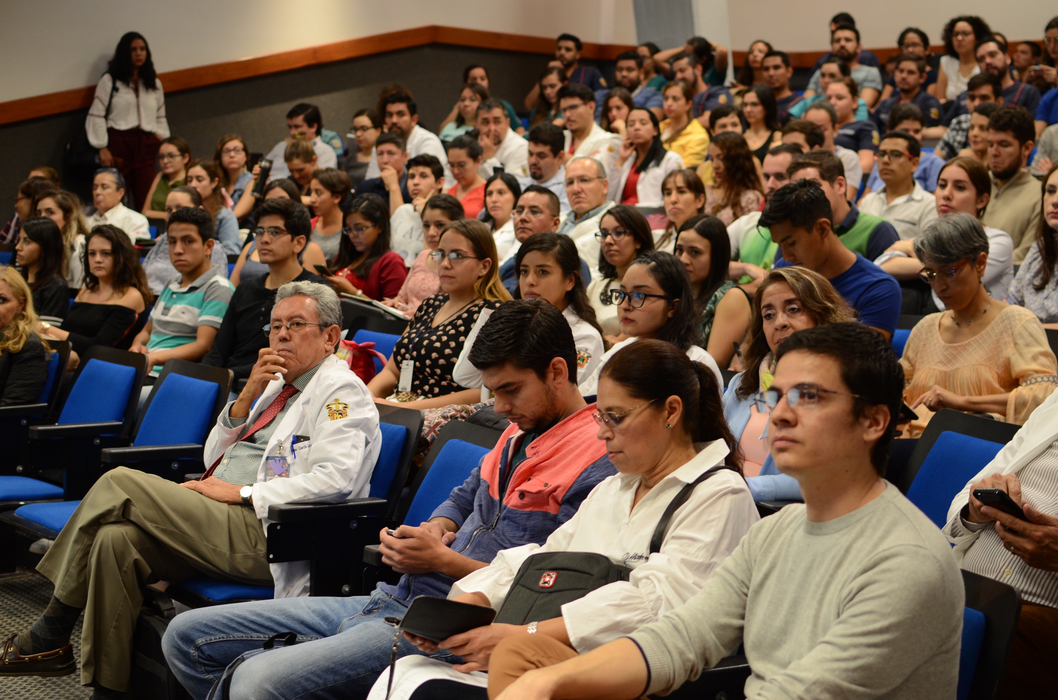 Asistentes al evento, el auditorio luce lleno